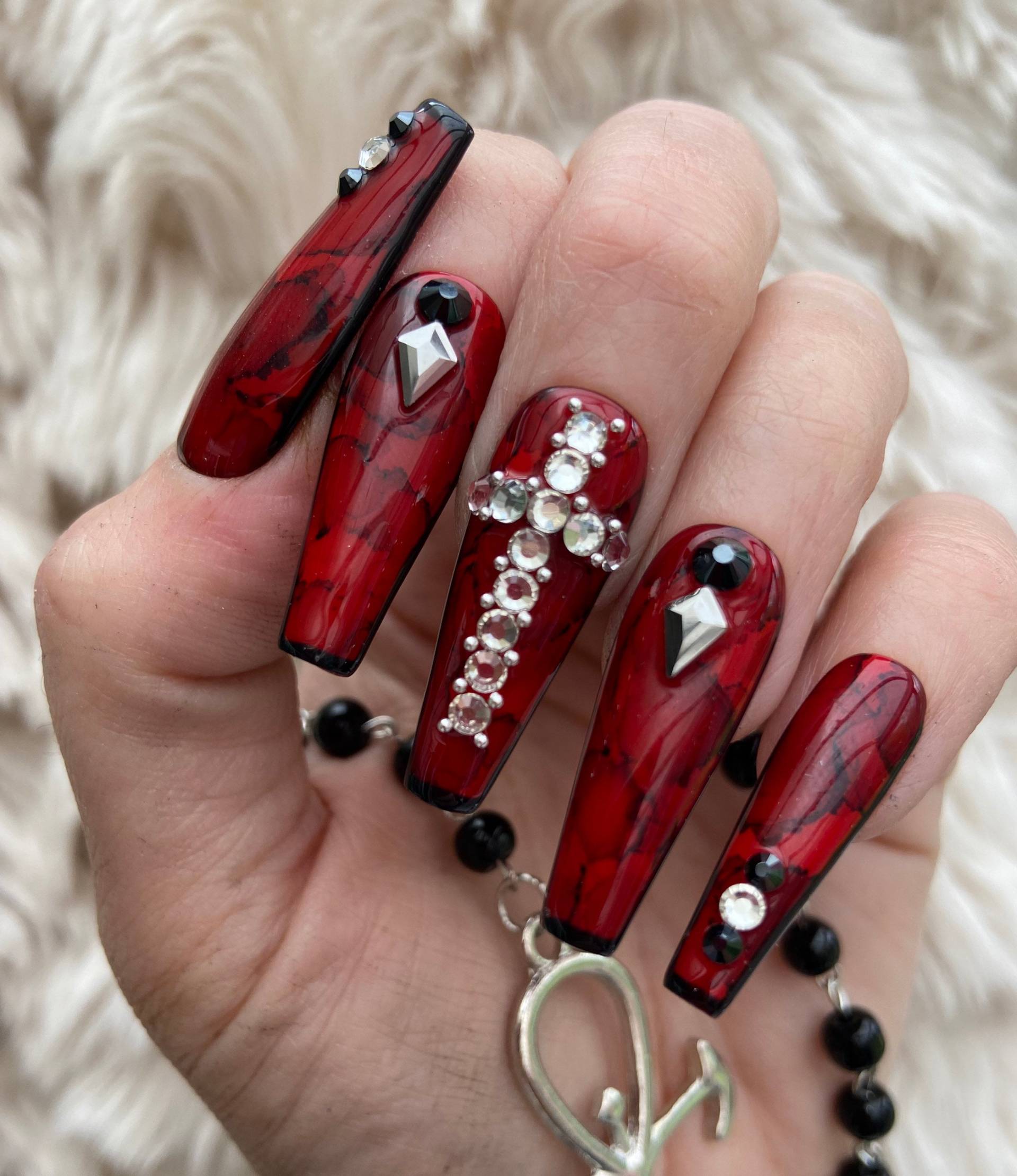 Rot Und Schwarz Marmor Kristall Kreuz Gothic Drücken Sie Auf Die Nägel | Künstliche Falsche Nägel Kleben Kleber von Etsy - Fairydustnailcompany