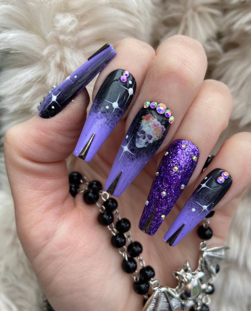 Schwarz Und Lila Ombré Schädel Drücken Sie Auf Die Nägel | Künstliche Falsche Kleben Nägel Halloween von Etsy - Fairydustnailcompany