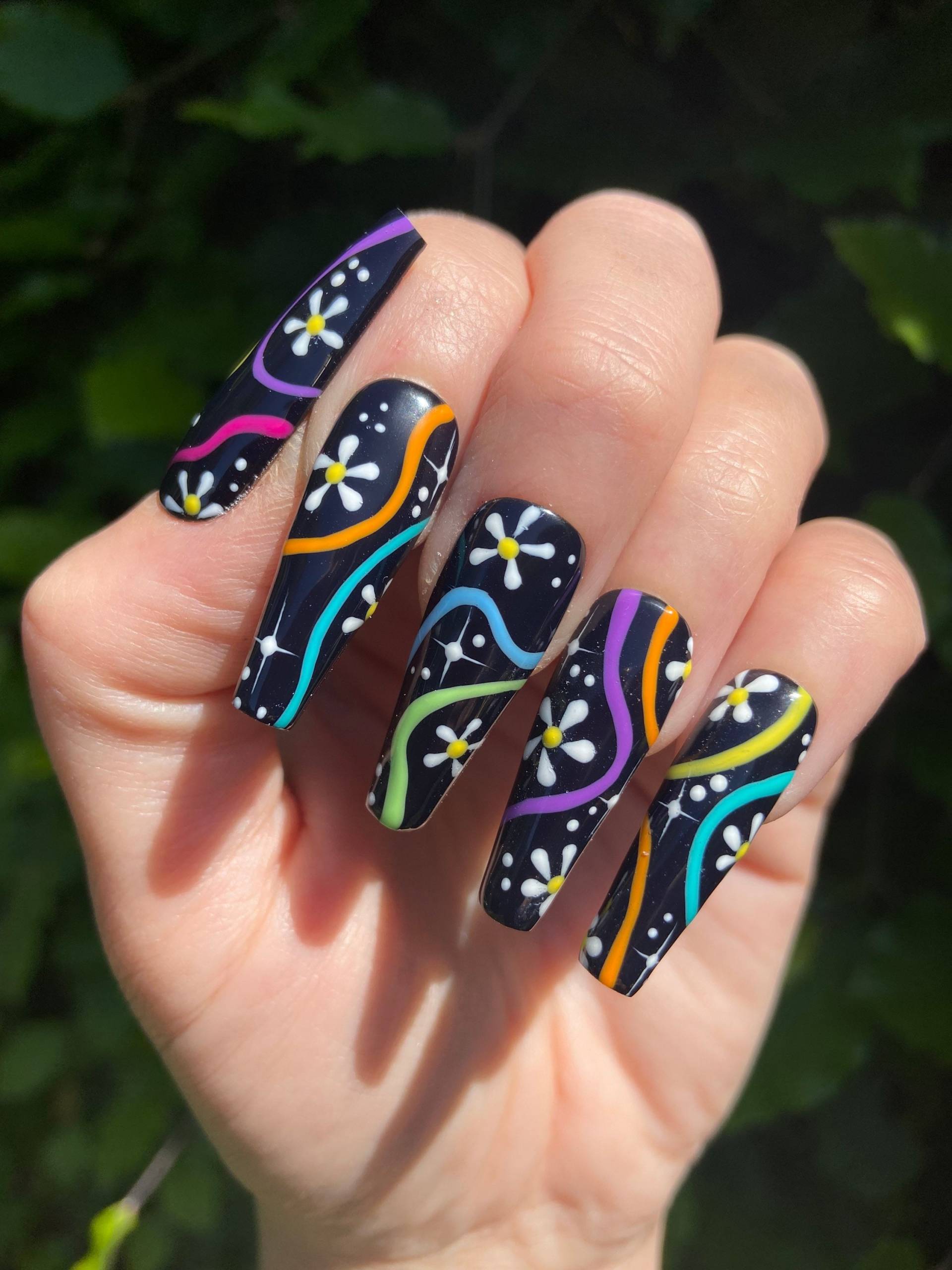 Schwarzer Regenbogen Swirl Und Daisy Press On Nails | Festival Nägel Künstliche Falsche Auf Kleben von Etsy - Fairydustnailcompany