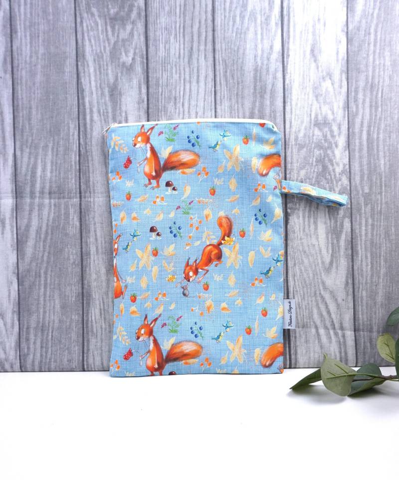 Wetbag in 2 Größen Nasstasche Windeltasche Hygienetasche - Eichhörnchen von Etsy - FeludaraDesign