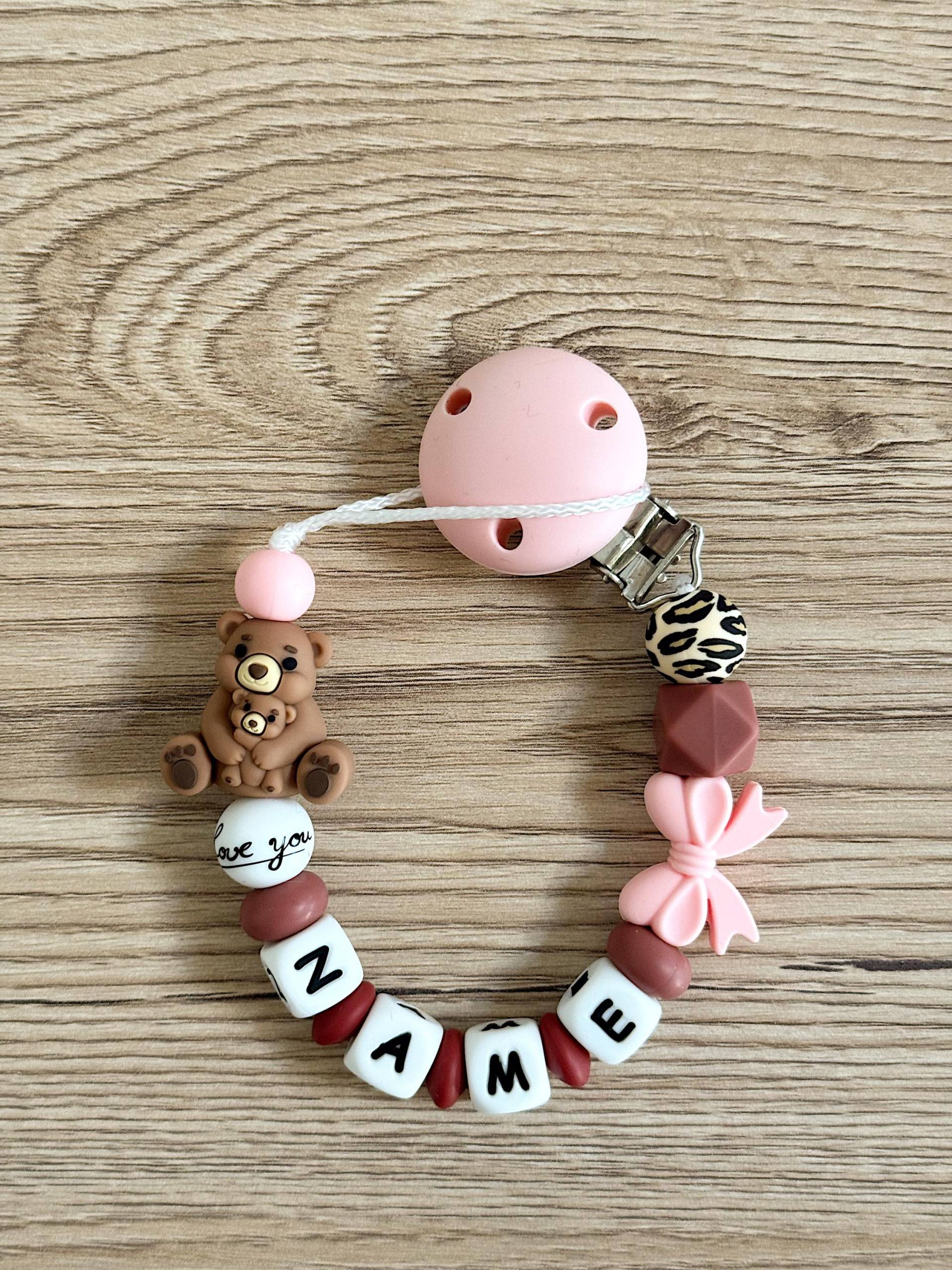 Personalisierte Schnullerkette Mit Name - Bärenmotiv & Schleife Handmade Schnullerhalter Geschenk Zur Geburt Personalisierte Schnullerkette Mit Name - Bärenmotiv & Schleife Handmade Schnullerhalter Geschenk Zur Geburt von Etsy - Fiorellinoarticles