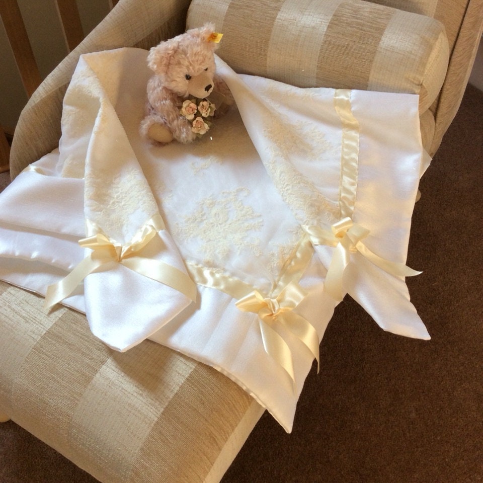 Spitze Taufschal, Personalisierte Elfenbein Bestickte Babydecke, Baby Geschenk Spitze Taufschal, Personalisierte Elfenbein Bestickte Babydecke, Baby Geschenk von Etsy - FirstBlessings