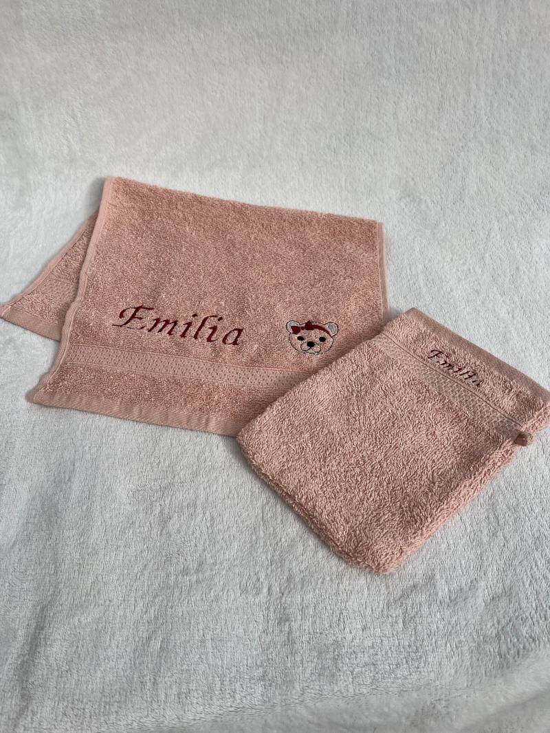 Personalisierbares Handtuch-Set Mit Bärchenmotiv in Rosa - 100% Baumwolle, Handtuch 30x50 cm & Waschlappen 17x22 von Etsy - FrechdachsHandmade