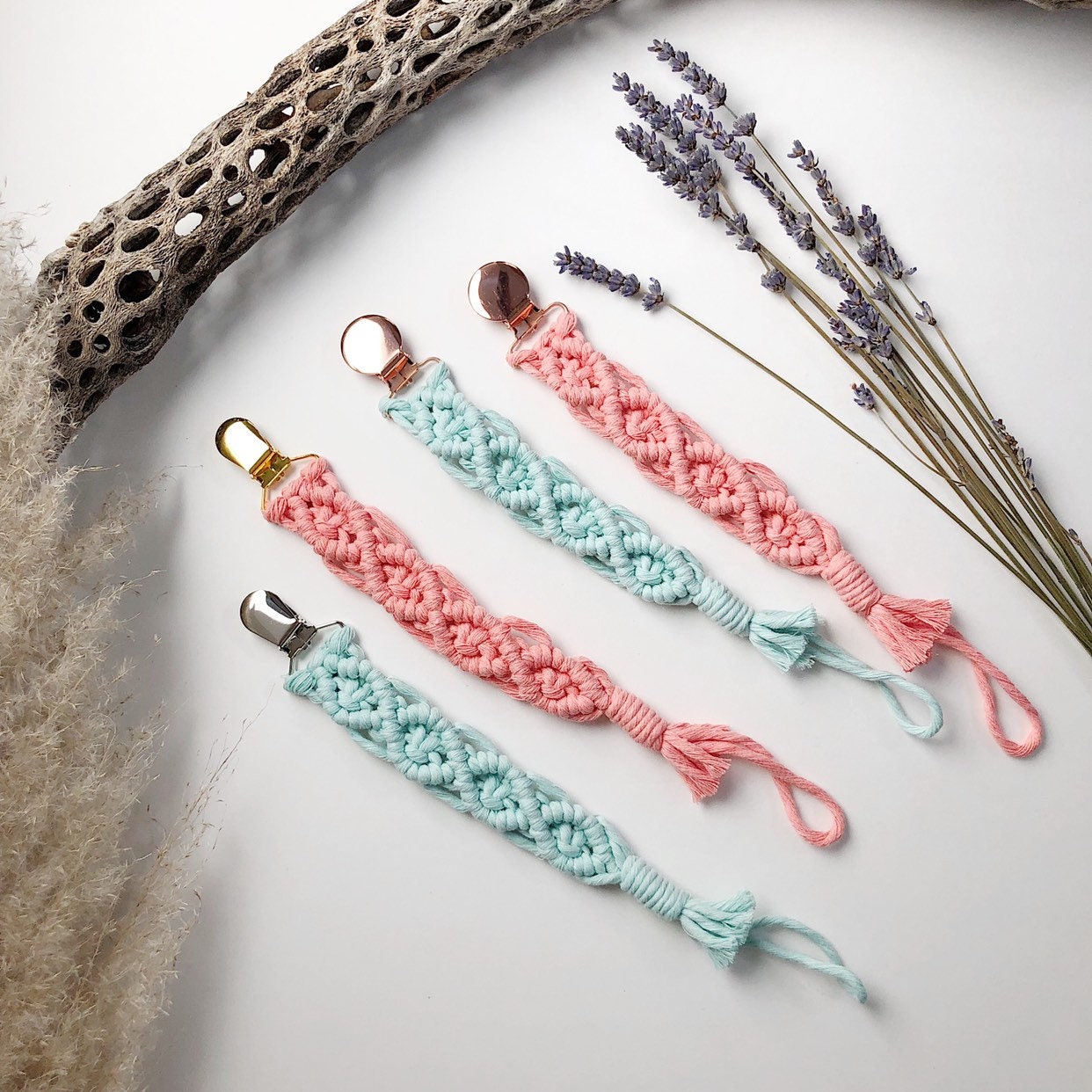 Baby Schnullerkette Aus Makramee - Frühlingsfarben Mint/Koral Baby Schnullerkette Aus Makramee - Frühlingsfarben Mint/Koral von Etsy - FreeSpiritFibersAZ