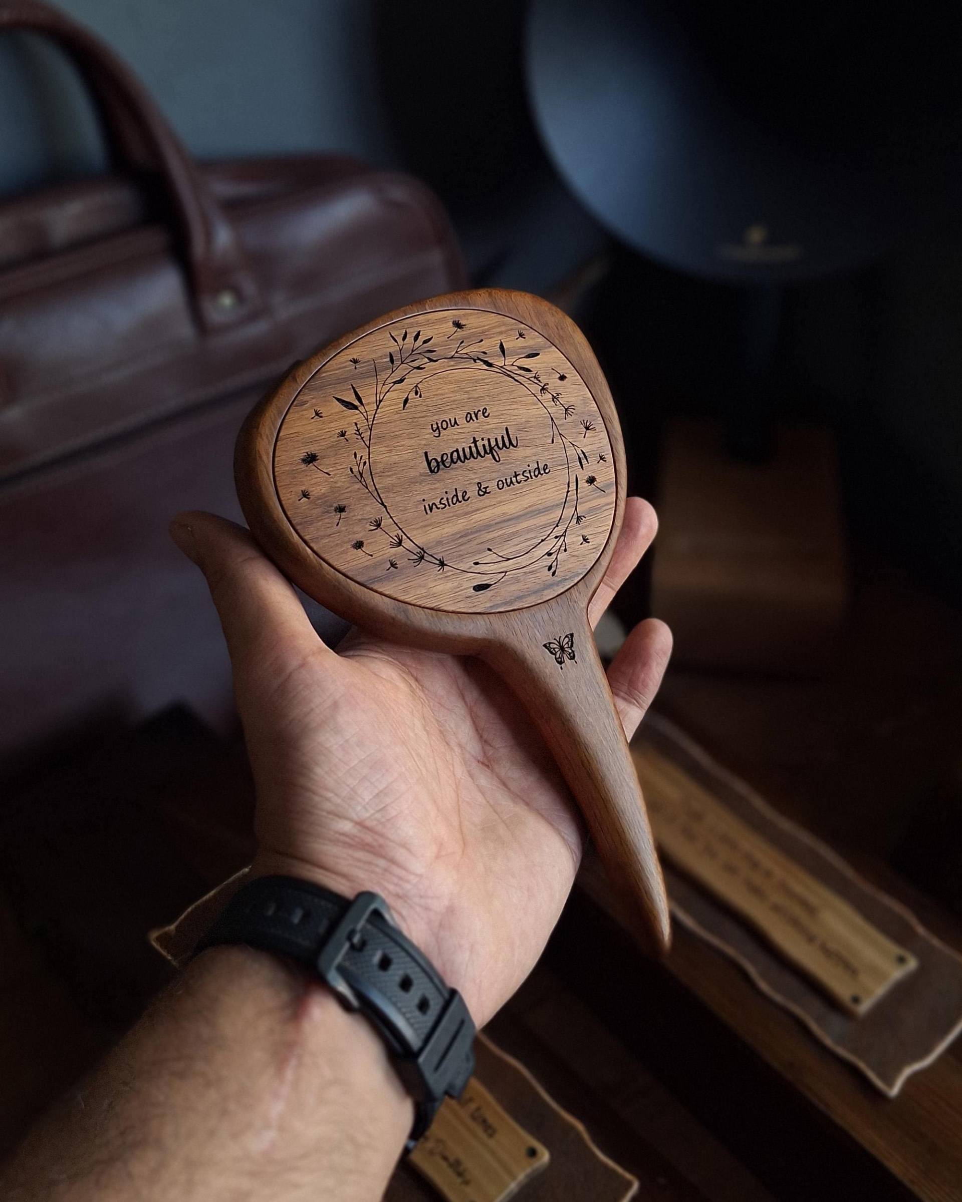 Handgefertigter Handspiegel Aus Holz, Graviertes Design, Kompakter Reise-Make-Up-Spiegel Handgefertigter Handspiegel Aus Holz, Graviertes Design, Kompakter Reise-Make-Up-Spiegel von Etsy - GELAMWOODArt