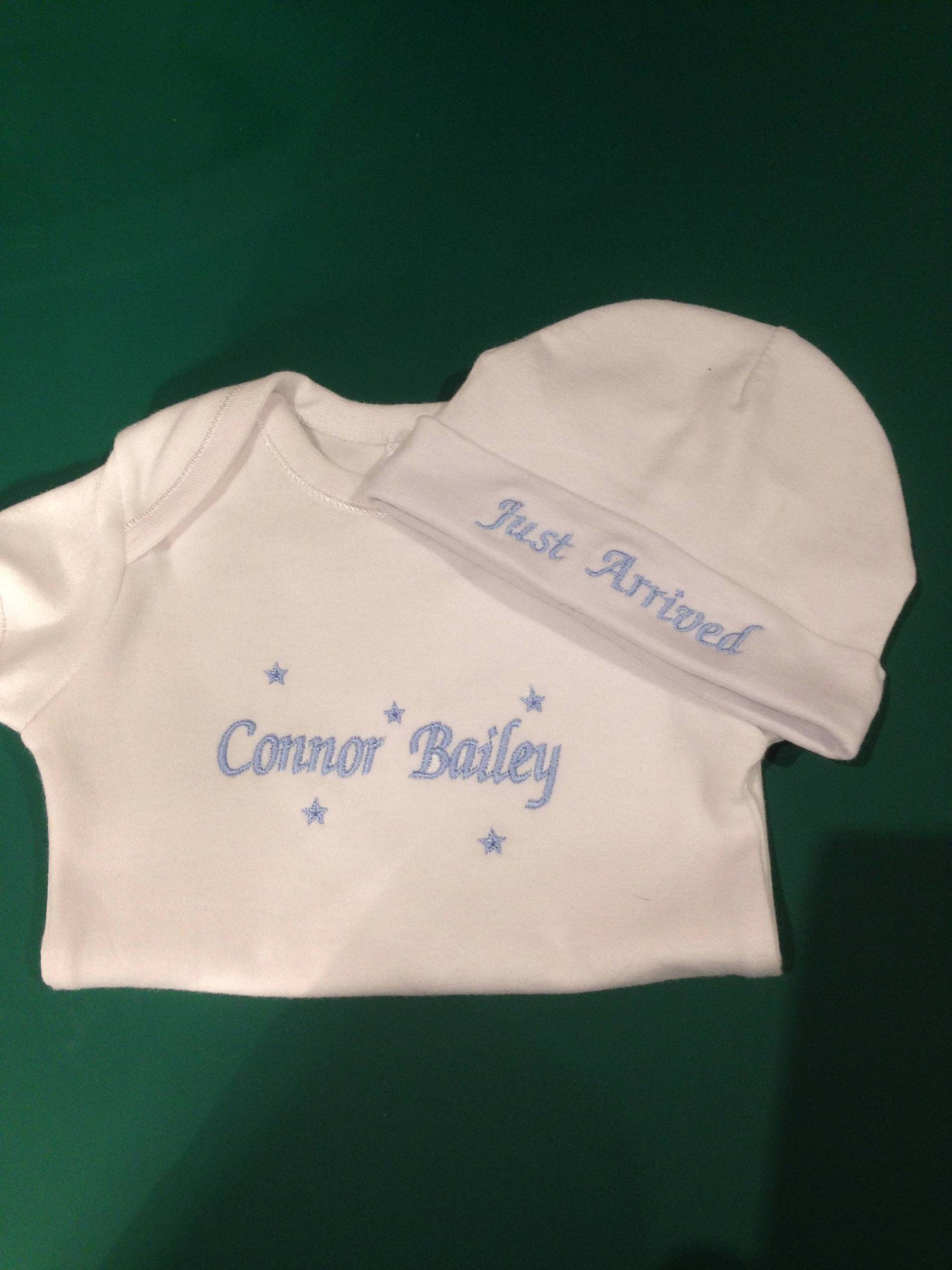 Personalisierte Bestickte Junge/Mädchen Baby Body Und Mütze Personalisierte Bestickte Junge/Mädchen Baby Body Und Mütze von Etsy - GGcreatory