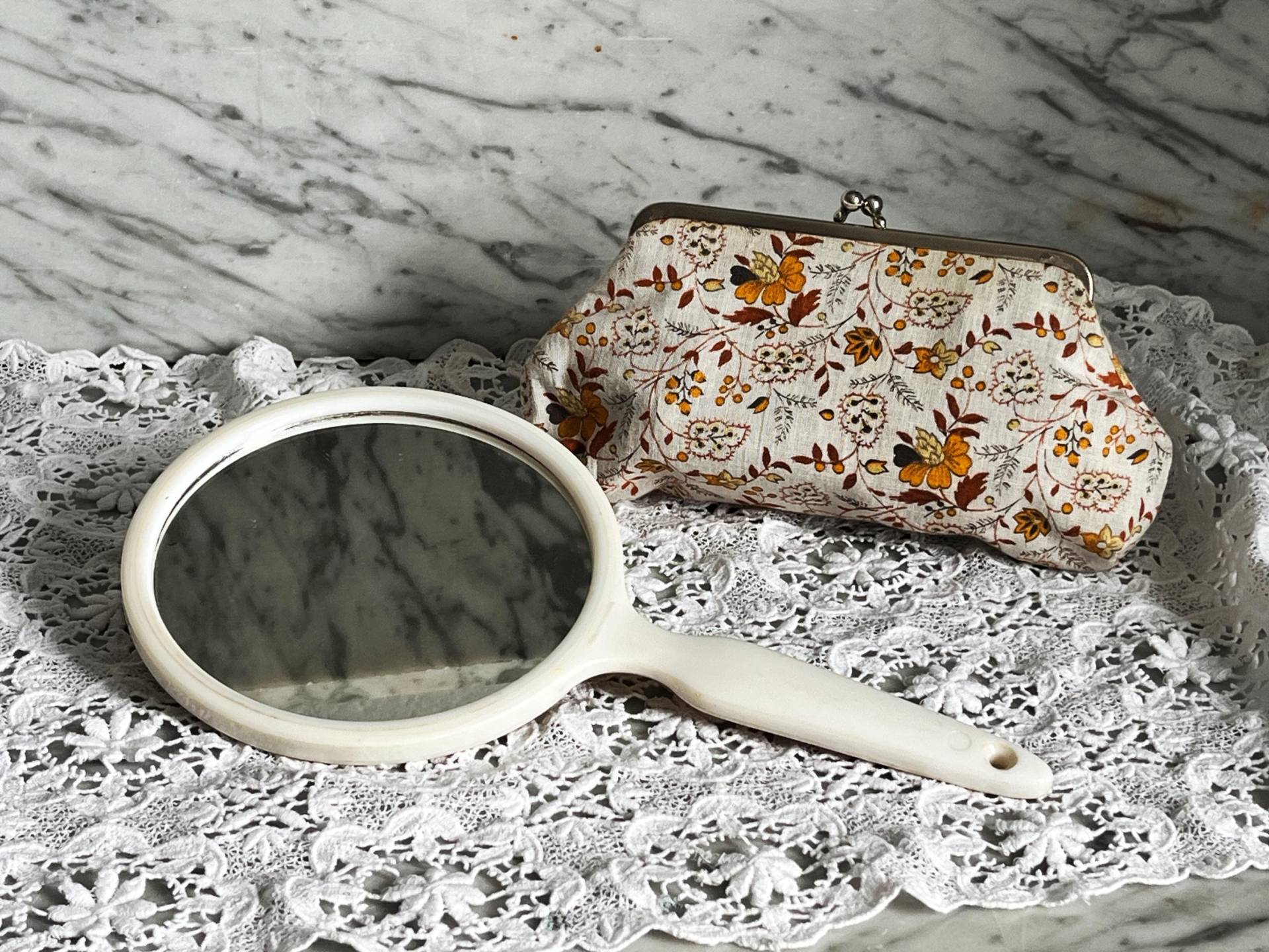 Vintage Handspiegel Und Passendes Kosmetiktasche/Kosmetikspiegel Schmink-Etui Kleiner Spiegel Täschchen Vintage Handspiegel Und Passendes Kosmetiktasche/Kosmetikspiegel Schmink-Etui Kleiner Spiegel Täschchen von Etsy - Gernewieder