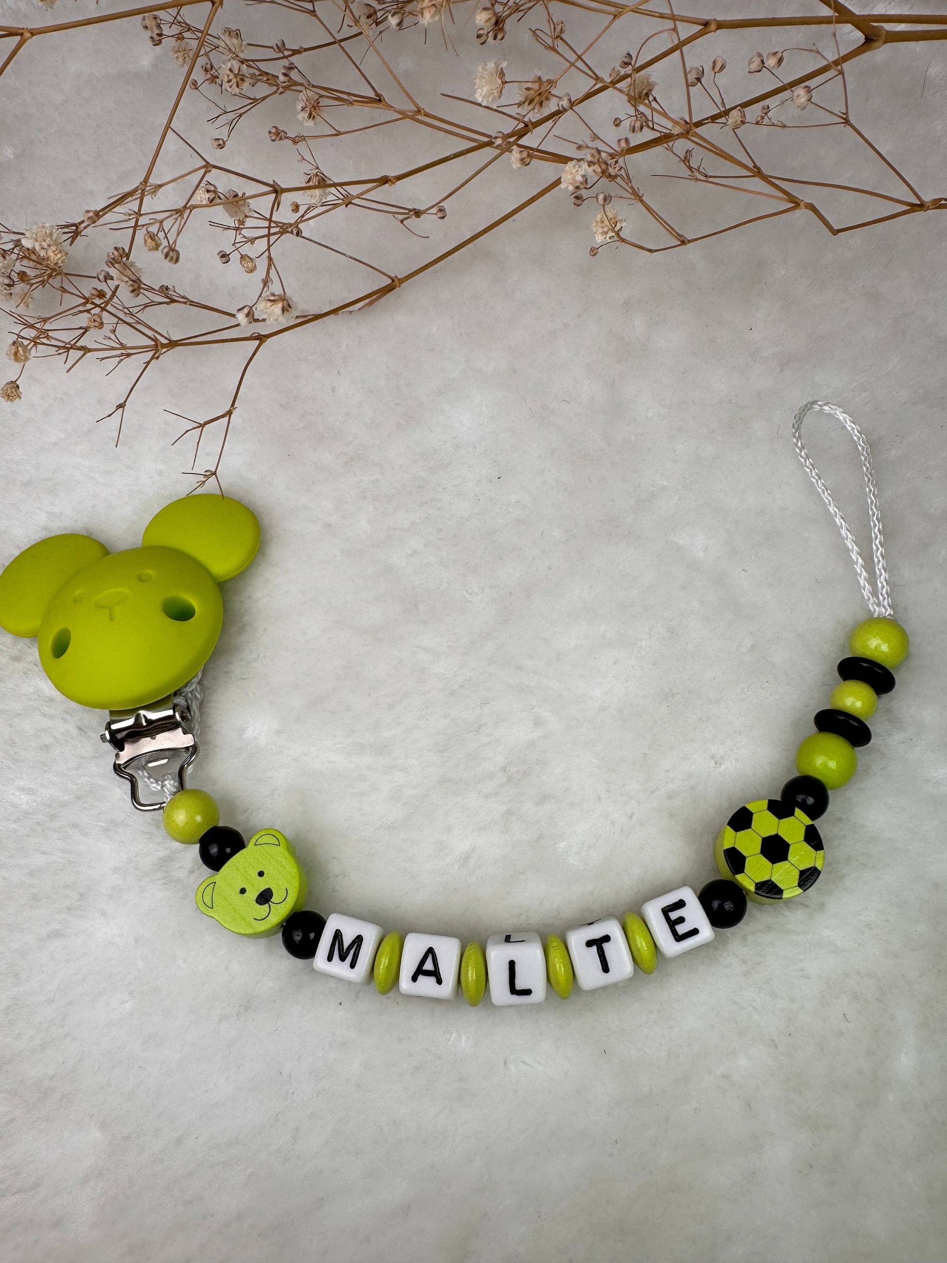 Schnullerkette Mit Namen - Hell Grün Einem Fußball Und Bärchen Geschenkidee Babyparty- Personalisiert von Etsy - GlamAccessoires