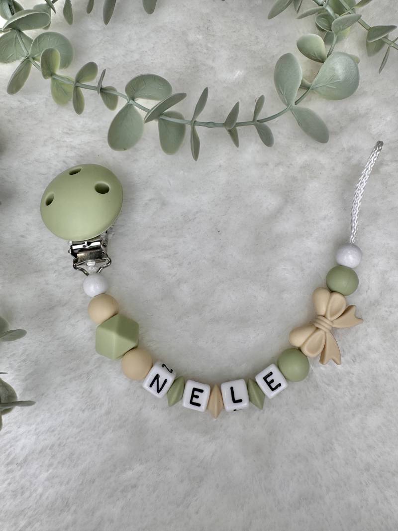 Schnullerkette Mit Namen - Lindgrün Beige, Geschenkidee, Babyparty, Personalisiert, Silikon von Etsy - GlamAccessoires