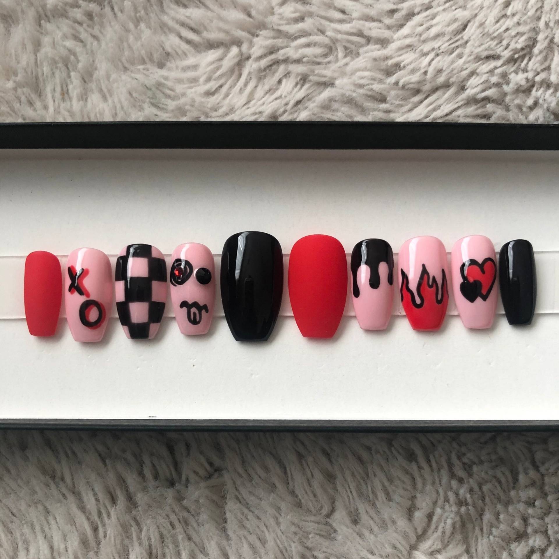 Fun Mix - Drücken Sie Die Nägel Rot Pink Schwarz Herzen Flammen Emoji Gesicht von Etsy - GleeshNailBoutique