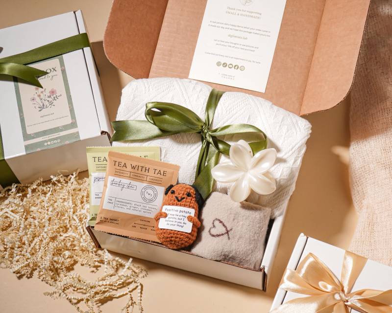 Kuscheliges Geschenkset Self-Care-Paket Entspannungsbox Homebody Geschenk Premium Decke Fuzzy Socke Haarspange Teebeutel Wellness-Geschenk Komfort von Etsy - GliminisLab