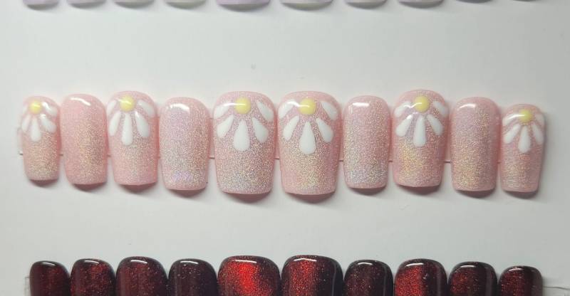 Rosa Katzenauge Und Gänseblümchen Drücken Auf Nägel, Drücken Samt, Magnet Nagellack, Farbverschieben, Lebendige, Aufkleben, Geschenkidee von Etsy - GlitterNailGoods