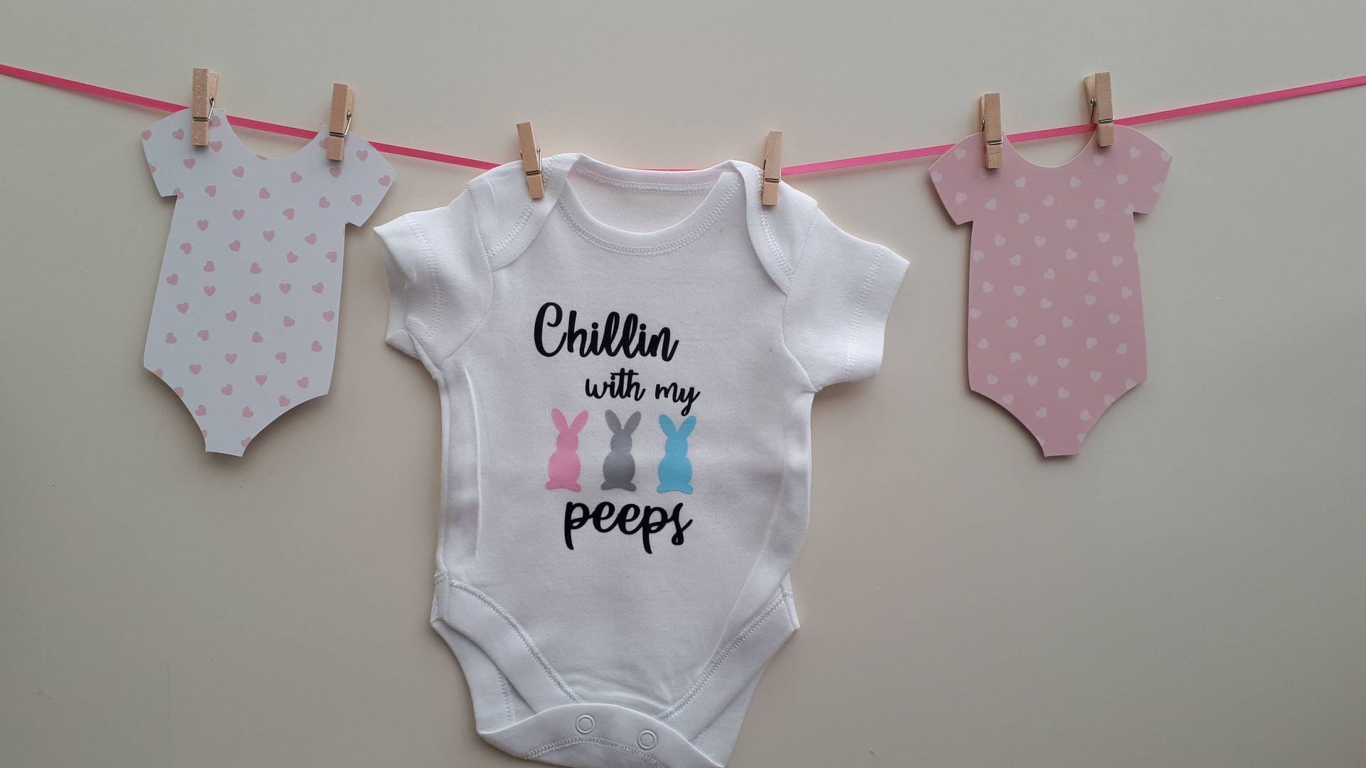 Babys Erste Ostern Weste, Body, Guckt 1. Baby-Geschenk, Geschenk, Neue Mutter, Häschen Personalisierte Babys Erste Ostern Weste, Body, Guckt 1. Baby-Geschenk, Geschenk, Neue Mutter, Häschen Personalisierte von Etsy - Glitzyglassesforall