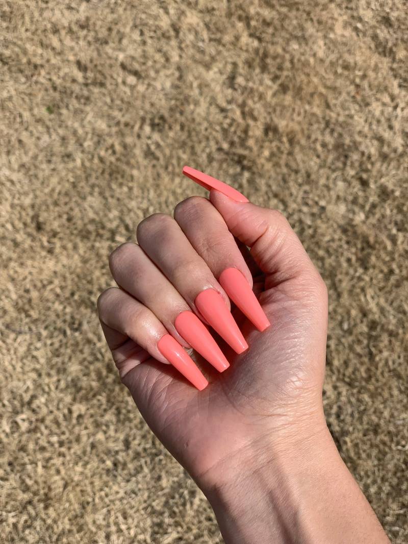 Frühlingskoralle | Pink Peach Handarbeit Press On Nails von Etsy - GoldenThirtyNails
