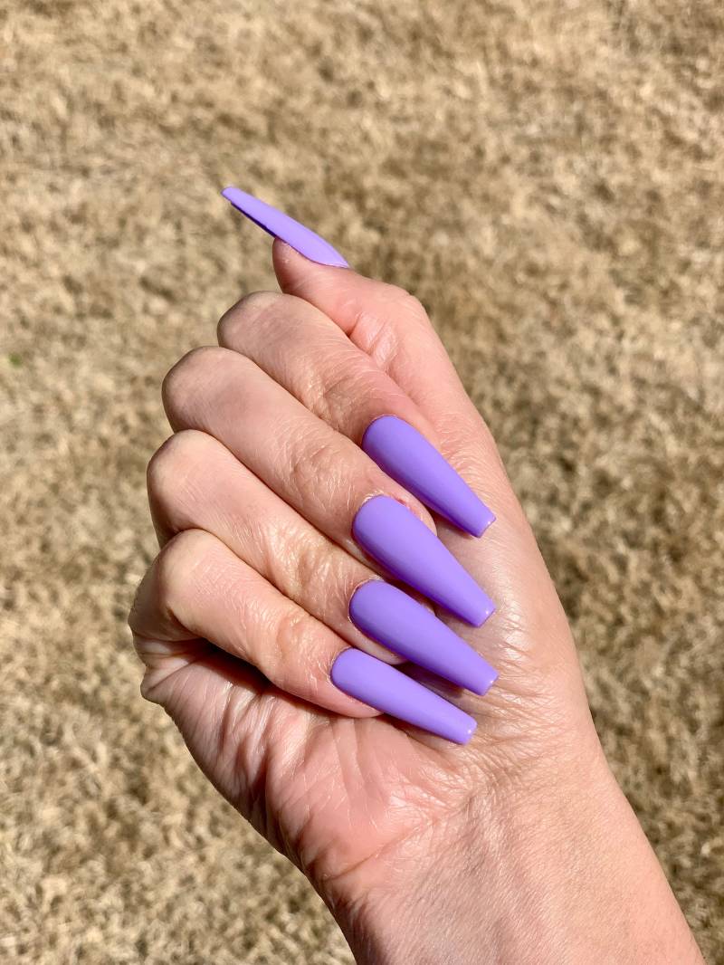 Lavendel | Helles Lila Pastell Handarbeit Drücken Sie Auf Die Nägel von Etsy - GoldenThirtyNails