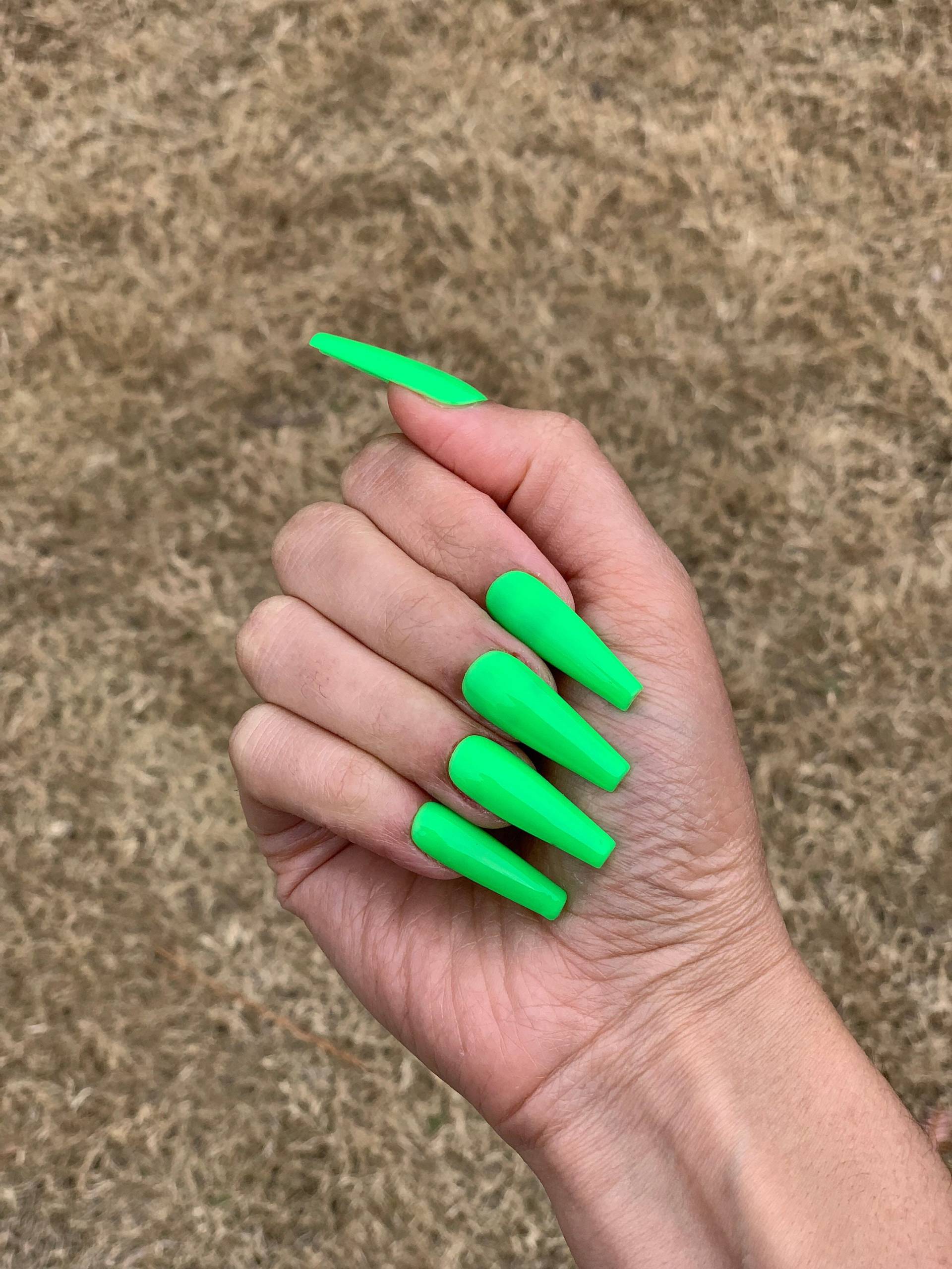 Limette | Semi Sheer Neon Grün Handarbeit Press On Nails von Etsy - GoldenThirtyNails