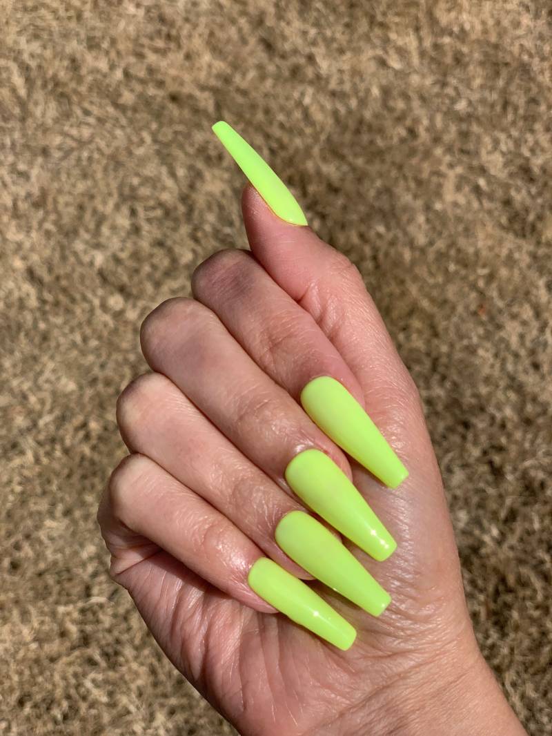 Textmarker | Semi Sheer Neon Gelb Handarbeit Press On Nails von Etsy - GoldenThirtyNails