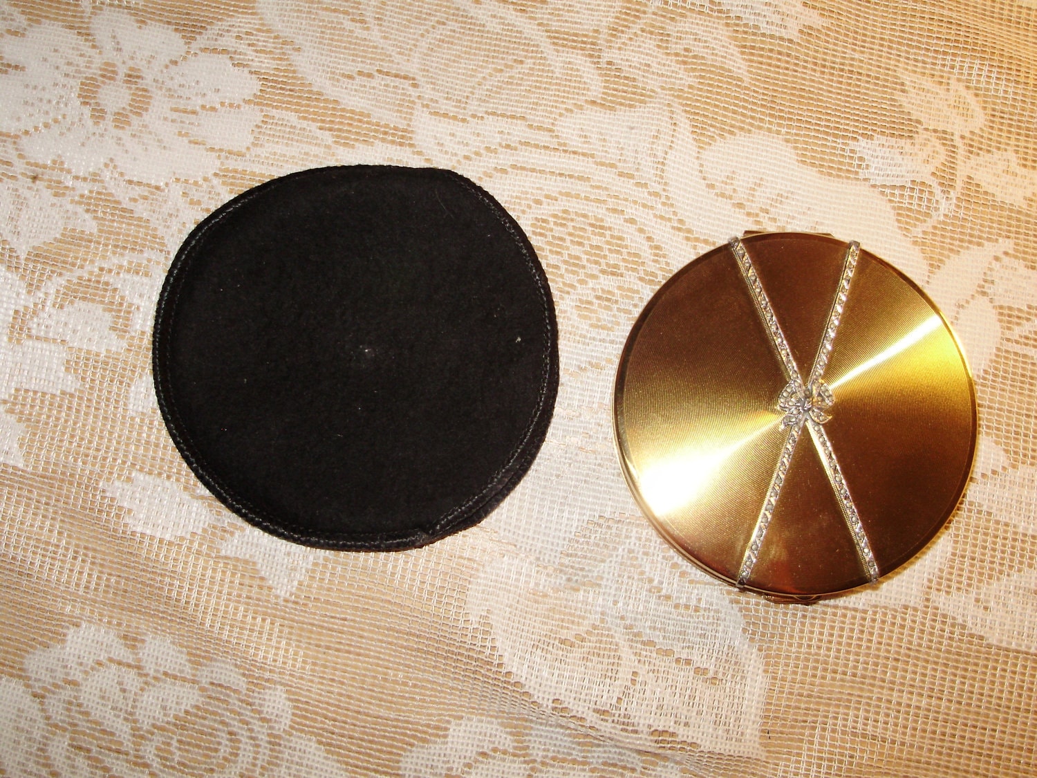 Vintage Compact Mit Puder von Etsy - GrandmawsAttic