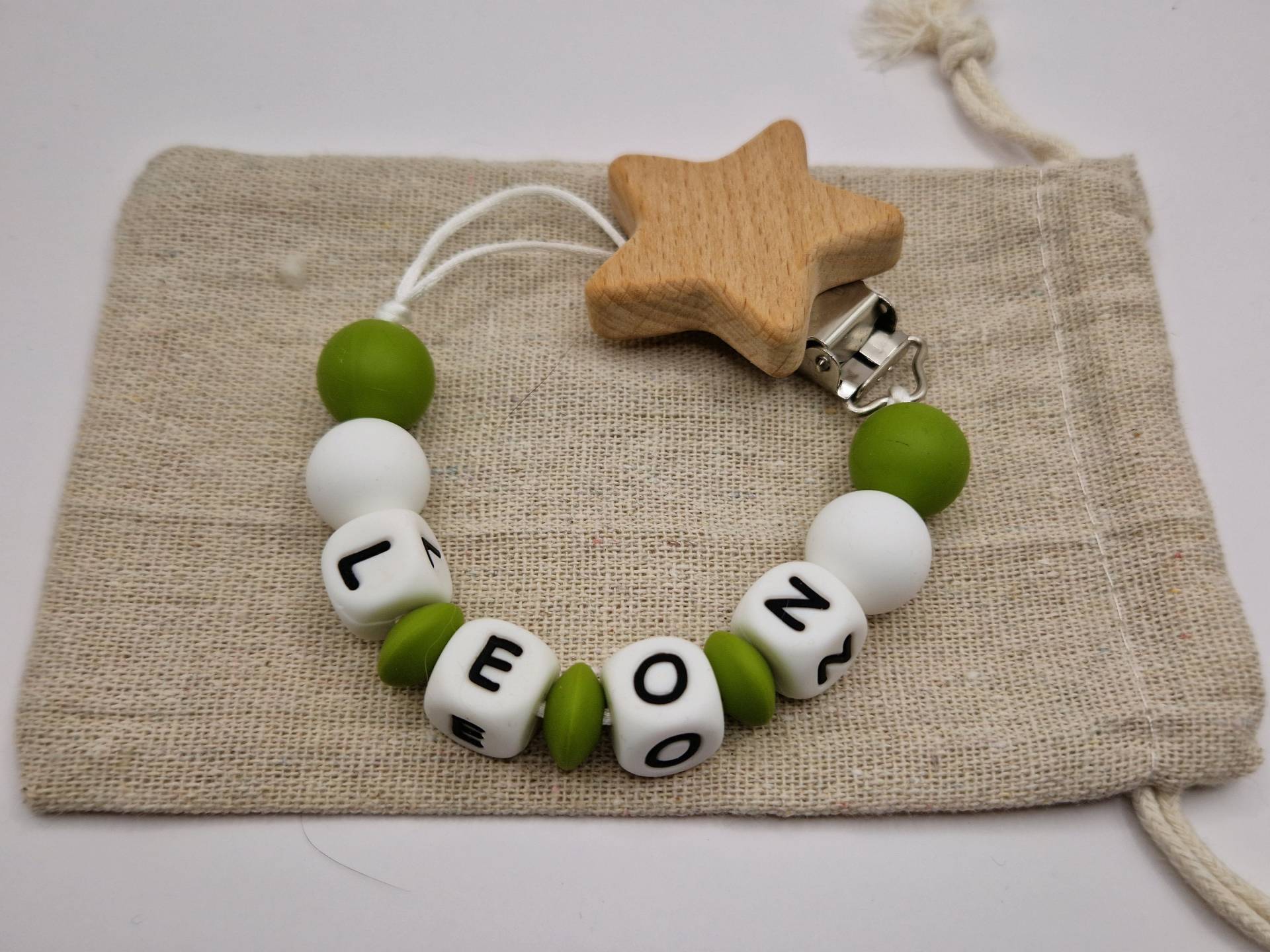 Schnullerkette Mit Name Personalisiert| Baby | Geschenk Zur Geburt Holz Silikon Holzclip Grün Weiß von Etsy - GravurHandwerk