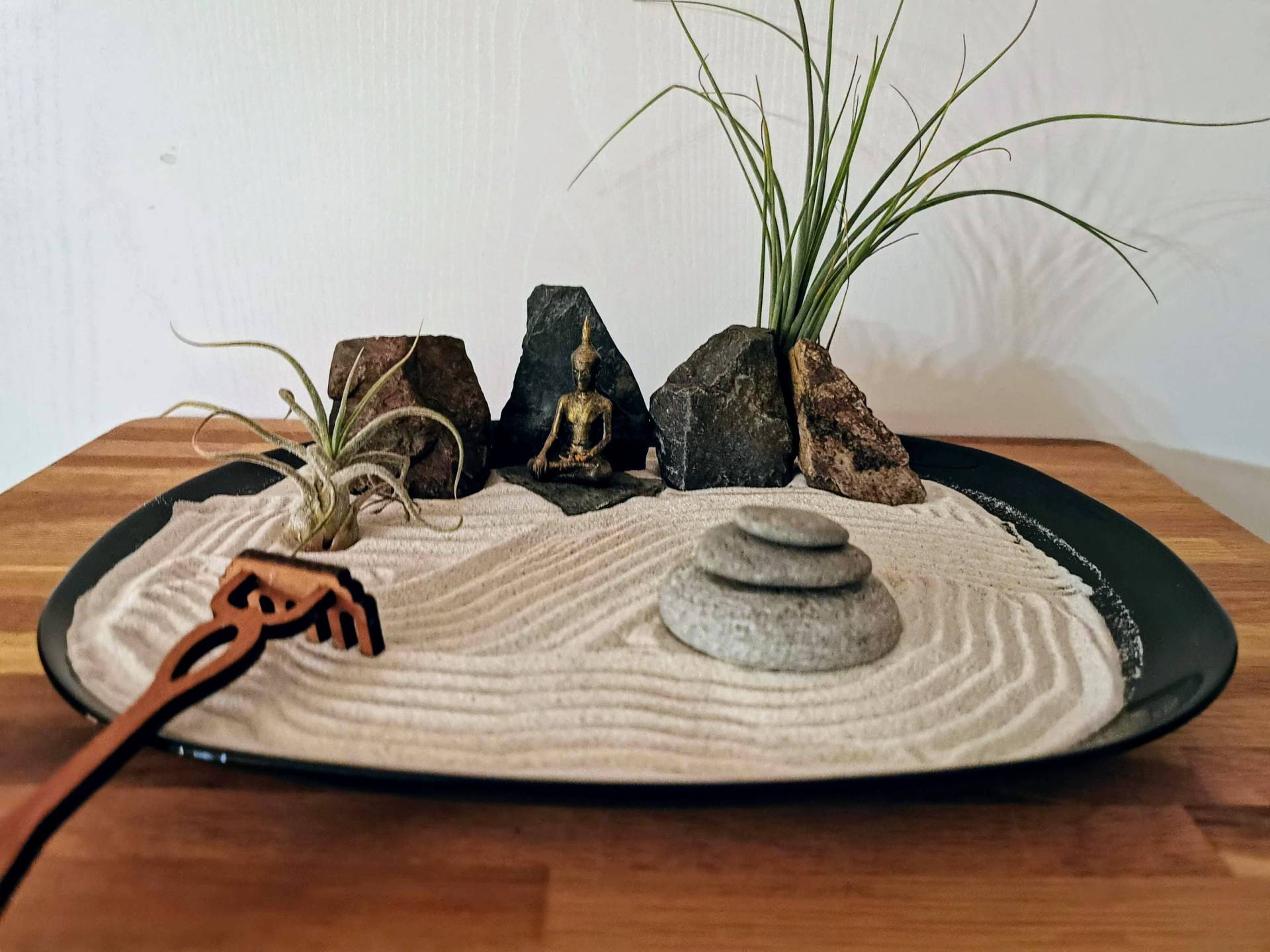 Geschenk-Idee Achtsamkeit & Meditation Zen-Garten Mit Buddha-Figur, Sand, Tillandsien Und Harke/ Rake - Nachhaltig Diy Kit von Etsy - GreenUpDeco