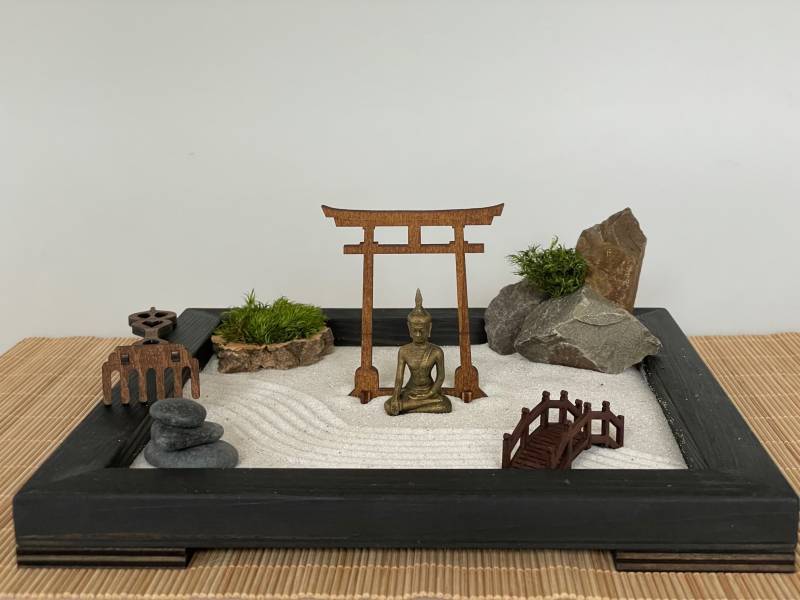 Großer Schwarzer Zengarten Aus Fsc- Massivholz Mit Buddha, Torii, Brücke, Moos Und Holz-Harke - Nachhaltig & Umweltfreundlich von Etsy - GreenUpDeco