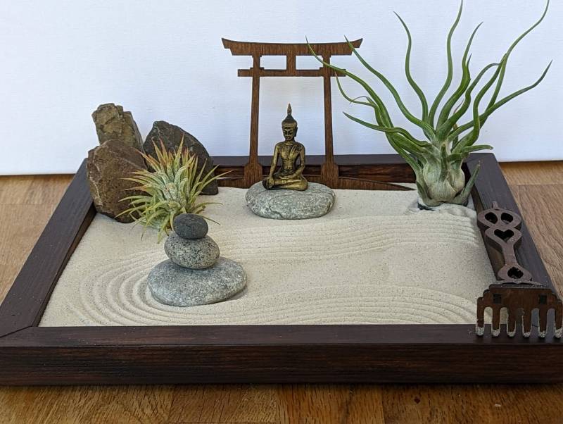 Großer Zengarten Aus Geöltem Fsc- Massivholz Mit Buddha -/ Ganesha- Figur, Torii, Pflanzen Und Harke - Nachhaltig & Umweltfreundlich von Etsy - GreenUpDeco