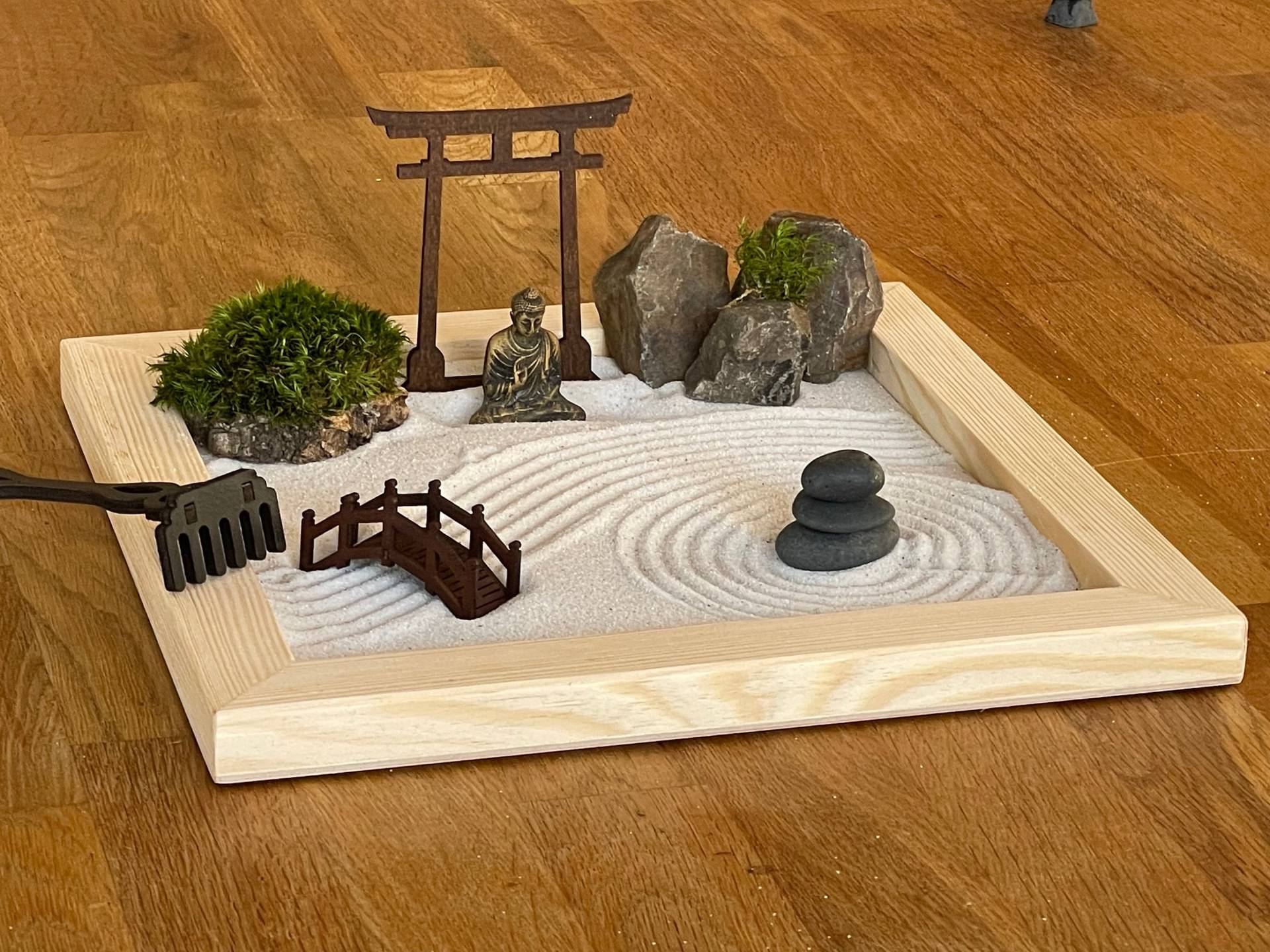 Großes Handmade Zen-Garten-Set Aus Fsc-Holz Mit Buddha, Torii, Brücke, Moos Und Holz-Harke - Nachhaltig & Umweltfreundlich Hergestellt von Etsy - GreenUpDeco