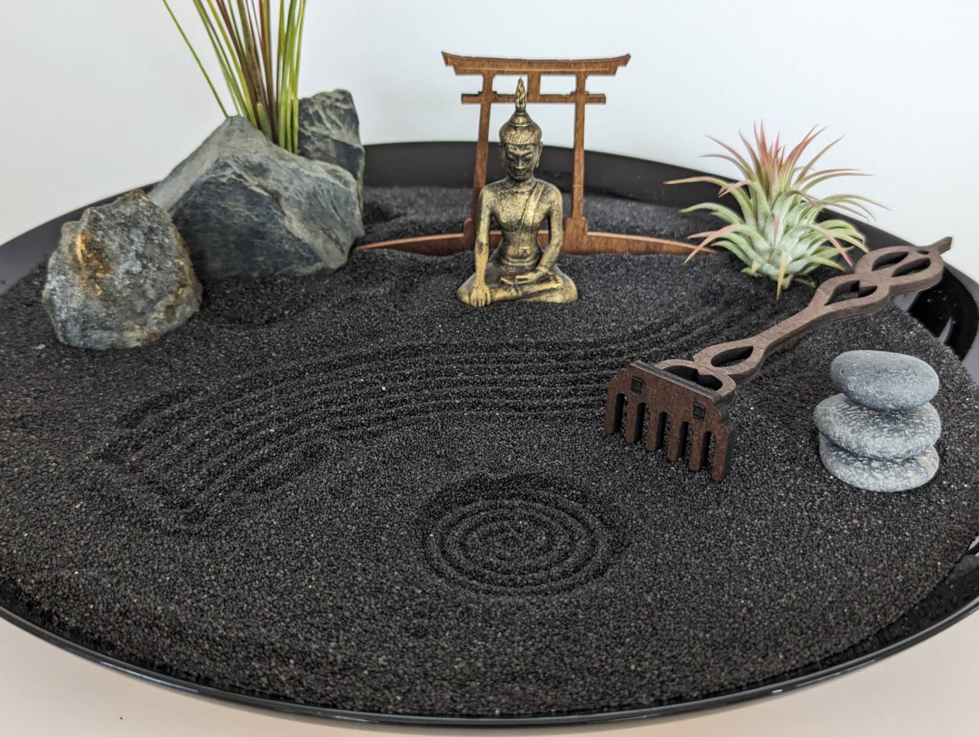 Handmade Xxl Großer Zen-Garten Mit Schwarzem Sand, Buddha-Figur, Torii, Steinen, Tillandsien Und Harke - Karesunsui von Etsy - GreenUpDeco