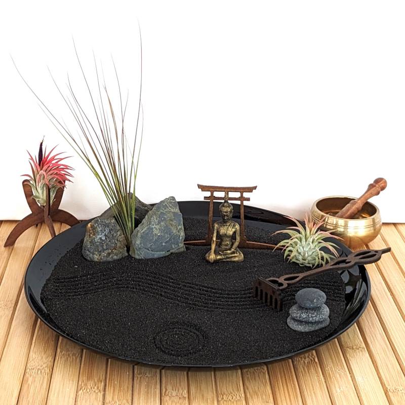 Handgefertigtes Xxl Großes Zen-Garten Set Mit Schwarzem Sand, Buddha-Figur, Torii, Steinen, Tillandsien Und Harke - Karesunsui von Etsy - GreenUpDeco