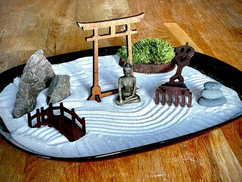 Zen-Garten- Set Mit Moos, Torii, Buddha Und Hake Zur Entspannung & Meditation- Geschenk- Idee - Nachhaltig Umweltfreundlich von Etsy - GreenUpDeco