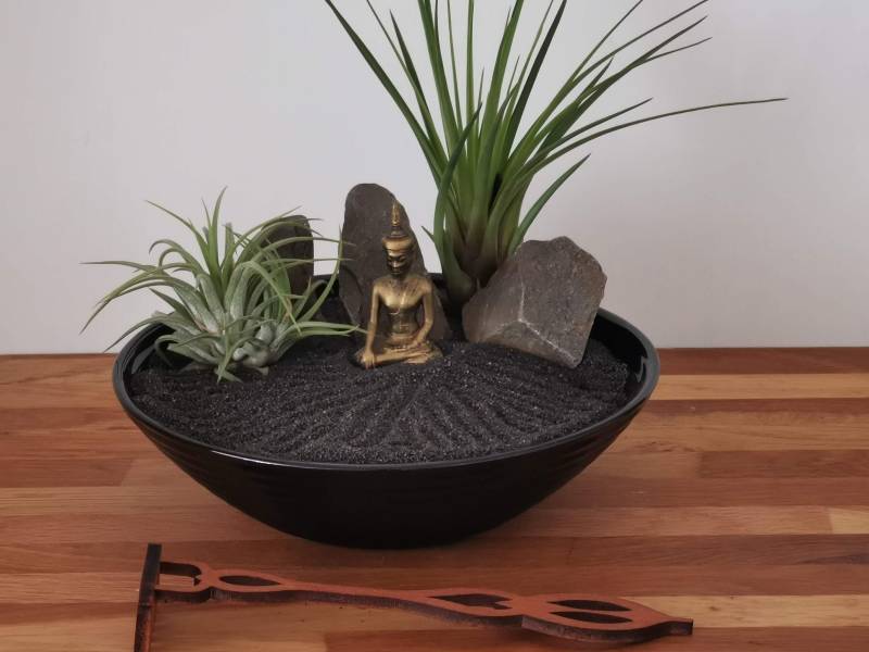 Zen-Garten Aus Schwarzem Opalglas Mit Buddha-Figur, Harke, Steinen Und Luftpflanzen - Nachhaltig & Umweltfreundlich von Etsy - GreenUpDeco