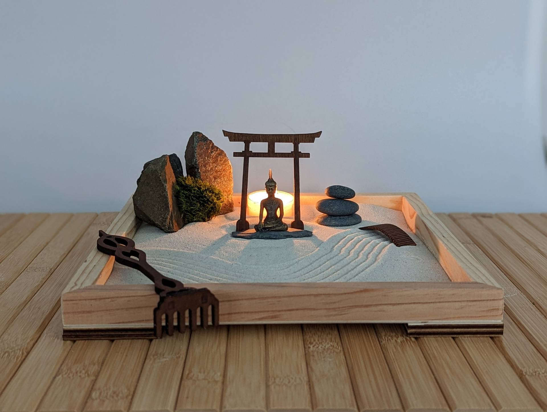 Zengarten -Set Aus Massivholz Mit Buddha -Figur, Torii, Kerze, Moos Und Holz-Rake - Nachhaltig & Umweltfreundlich - Geschenk-Idee von Etsy - GreenUpDeco