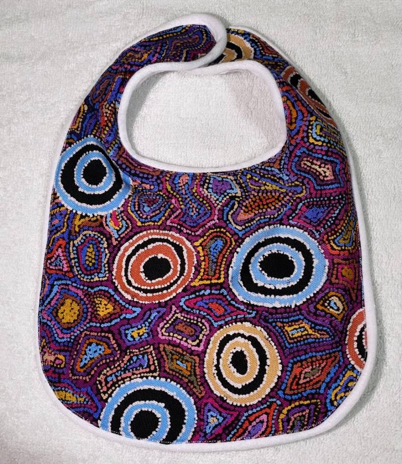 Handgemachtes Aborigines Babylätzchen - Rainbow Dreaming von Etsy - GudhaNgurrbul