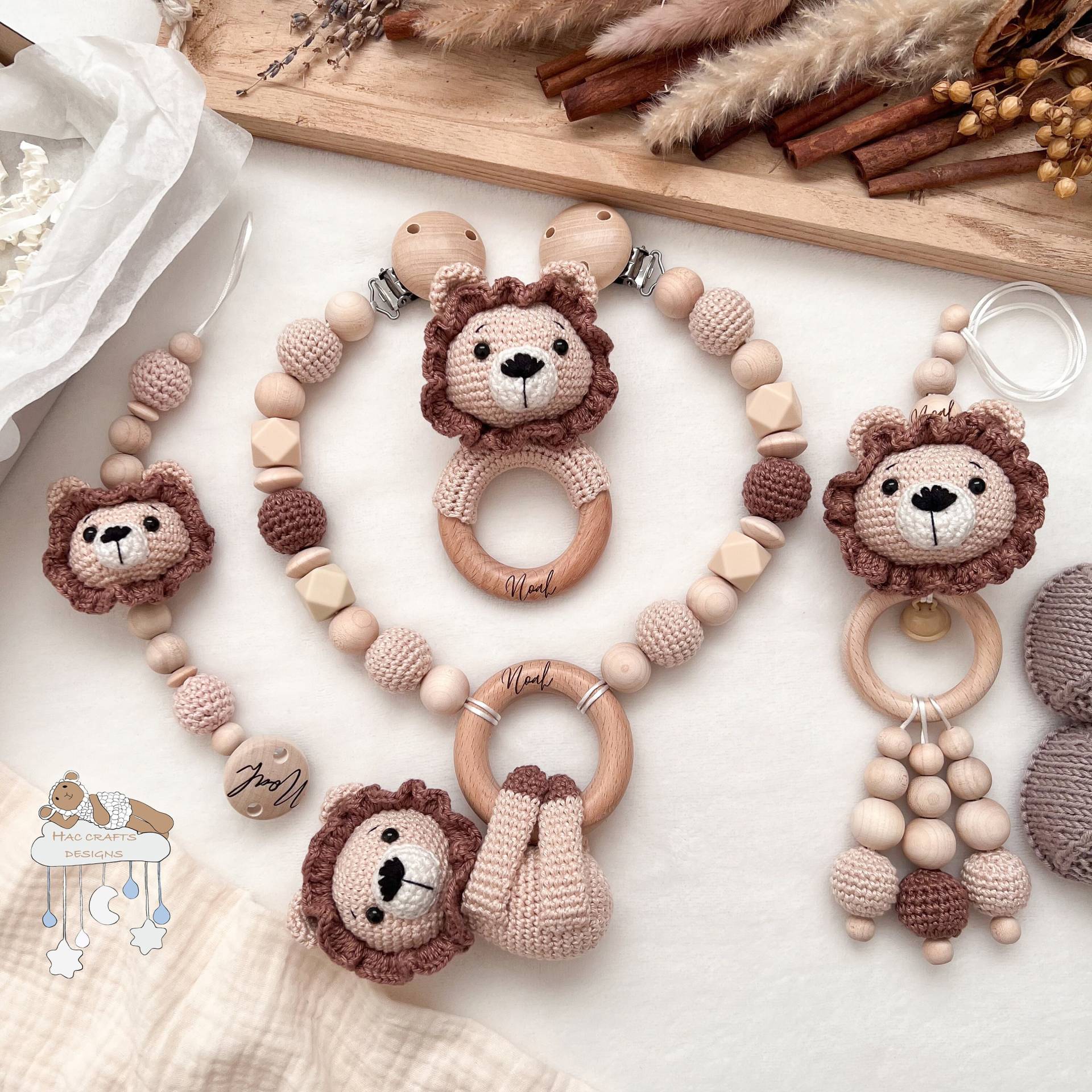 Personalisiert Löwe Sparset Kinderwagenkette Anhänger Greifring Schnullerkette Babyshower Taufe Geburtsgeschenk Mit Gravur Naturtöne von Etsy - HACCraftsLittle