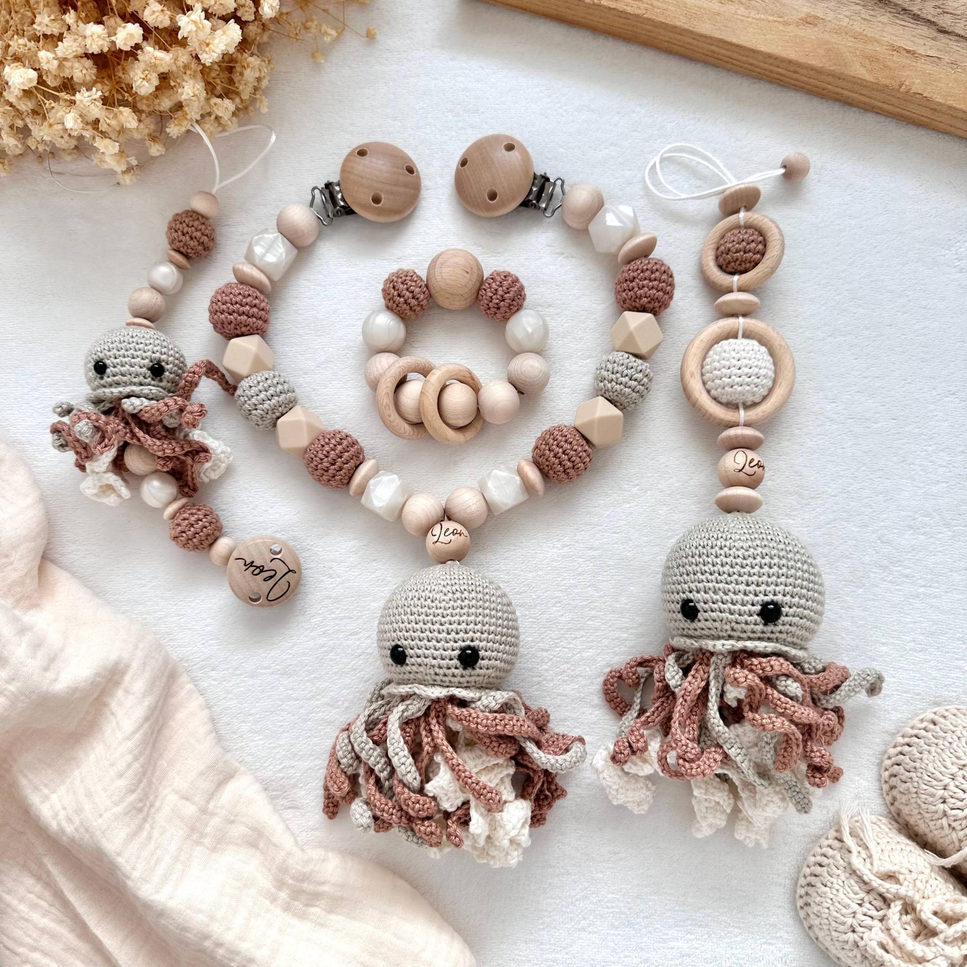 Personalisiert Qualle Grau Beige Und Braun Sparset Kinderwagenkette Anhänger Schnullerkette Geburtsgeschenk Taufe Babyshower von Etsy - HACCraftsLittle