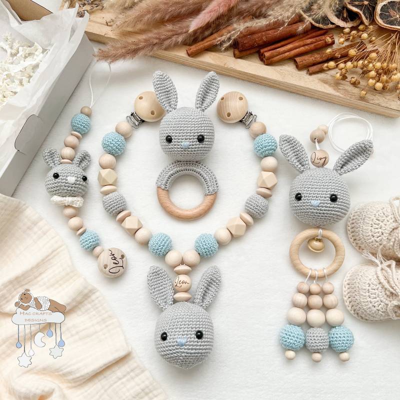 Personalisiert Sparset Kinderwagenkette Anhänger Greifring Schnullerkette Geburtsgeschenk Babyshower Taufe Mit Gravur Hase Grau Und Blau von Etsy - HACCraftsLittle