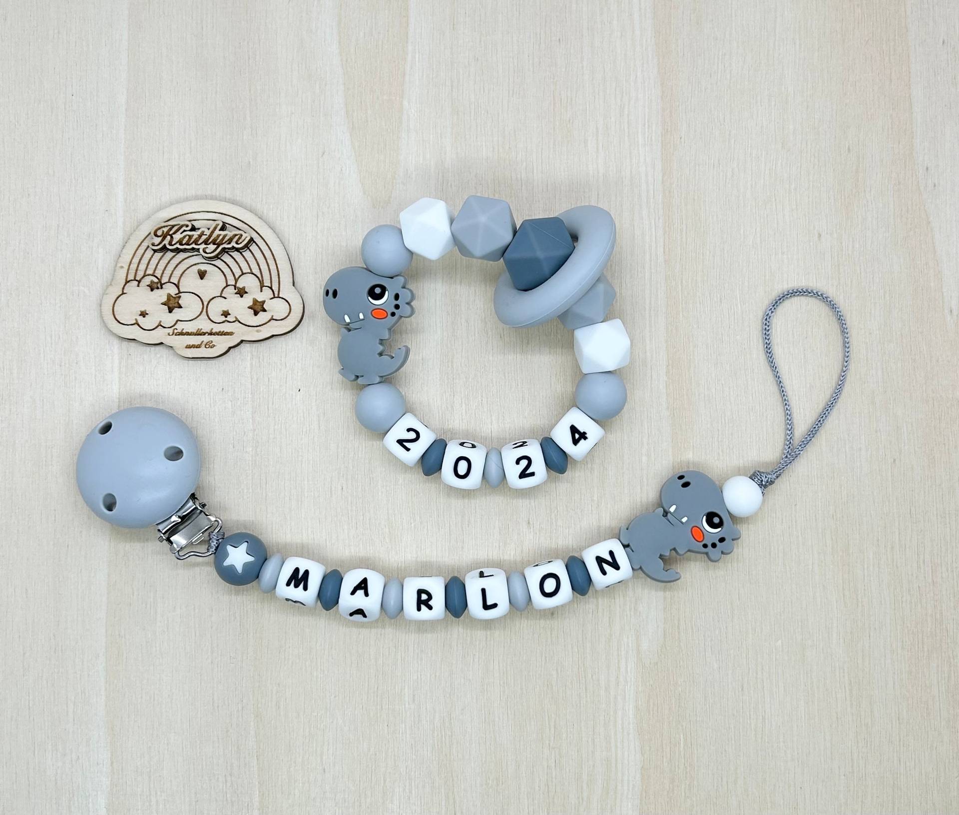 Schnullerkette Und Greifling Dino Set Mit Namen Aus Silikon Perlen+ Adaptor Gratis von Etsy - Handmadekatlyn