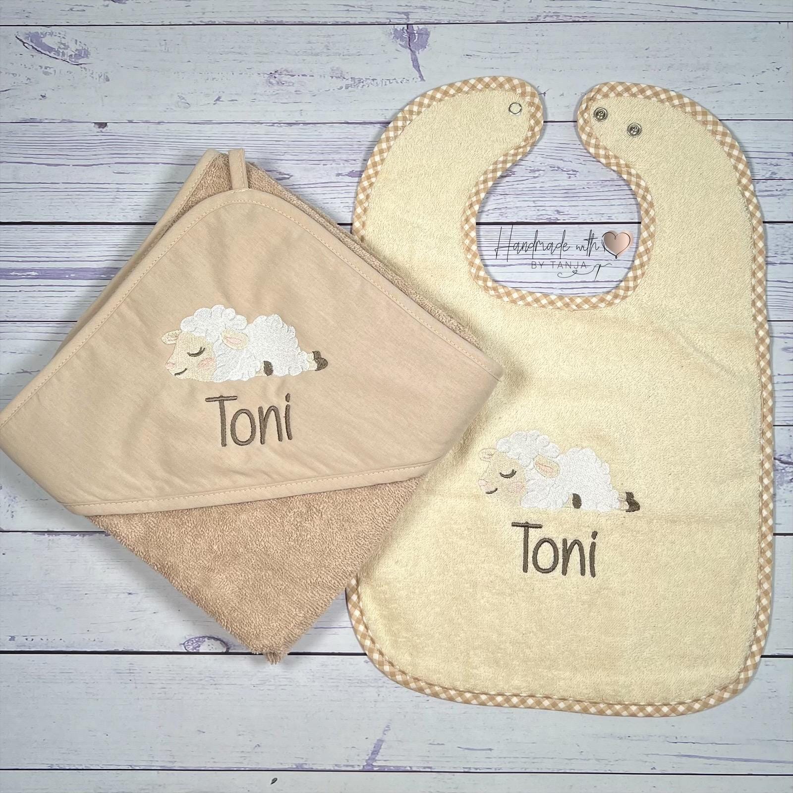 Baby Geschenk Set Mit Schaf & Wunschnamen | Kapuzenhandtuch Und Lätzchen Personalisiert Babyset Zur Geburt Oder Taufe Baby Geschenk Set Mit Schaf & Wunschnamen | Kapuzenhandtuch Und Lätzchen Personalisiert Babyset Zur Geburt Oder Taufe von Etsy - HandmadelovebyTanja