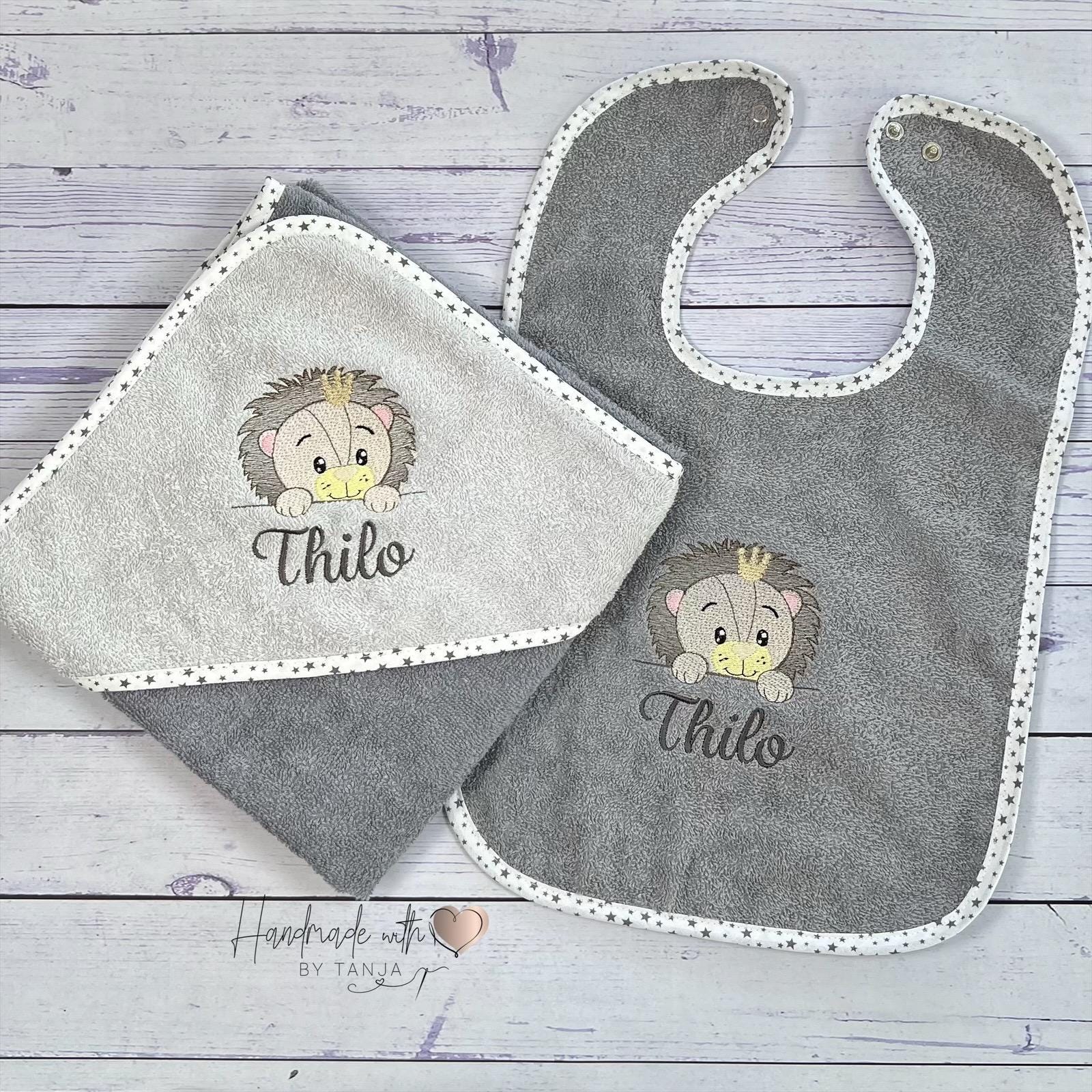 Babyset Mit Löwenmotiv I Kapuzenhandtuch & Lätzchen Personalisiert Namen Grau Geschenk Zur Geburt Babyset Mit Löwenmotiv I Kapuzenhandtuch & Lätzchen Personalisiert Namen Grau Geschenk Zur Geburt von Etsy - HandmadelovebyTanja