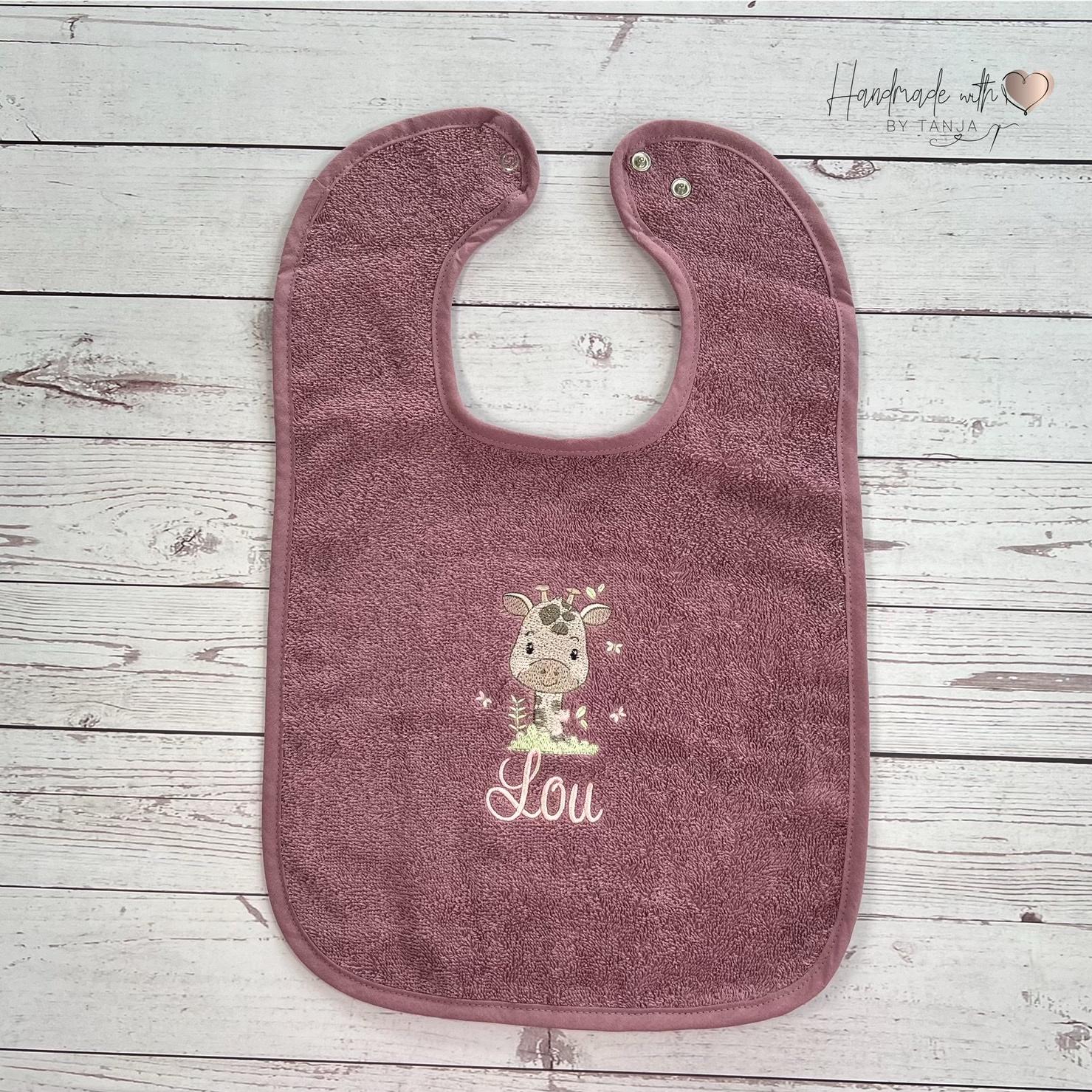 Großes Baby Lätzchen Mit Süßer Giraffe Und Wunschnamen Bestickt | Geschenkidee Spucktuch Personalisiert I Babylatz Namen von Etsy - HandmadelovebyTanja