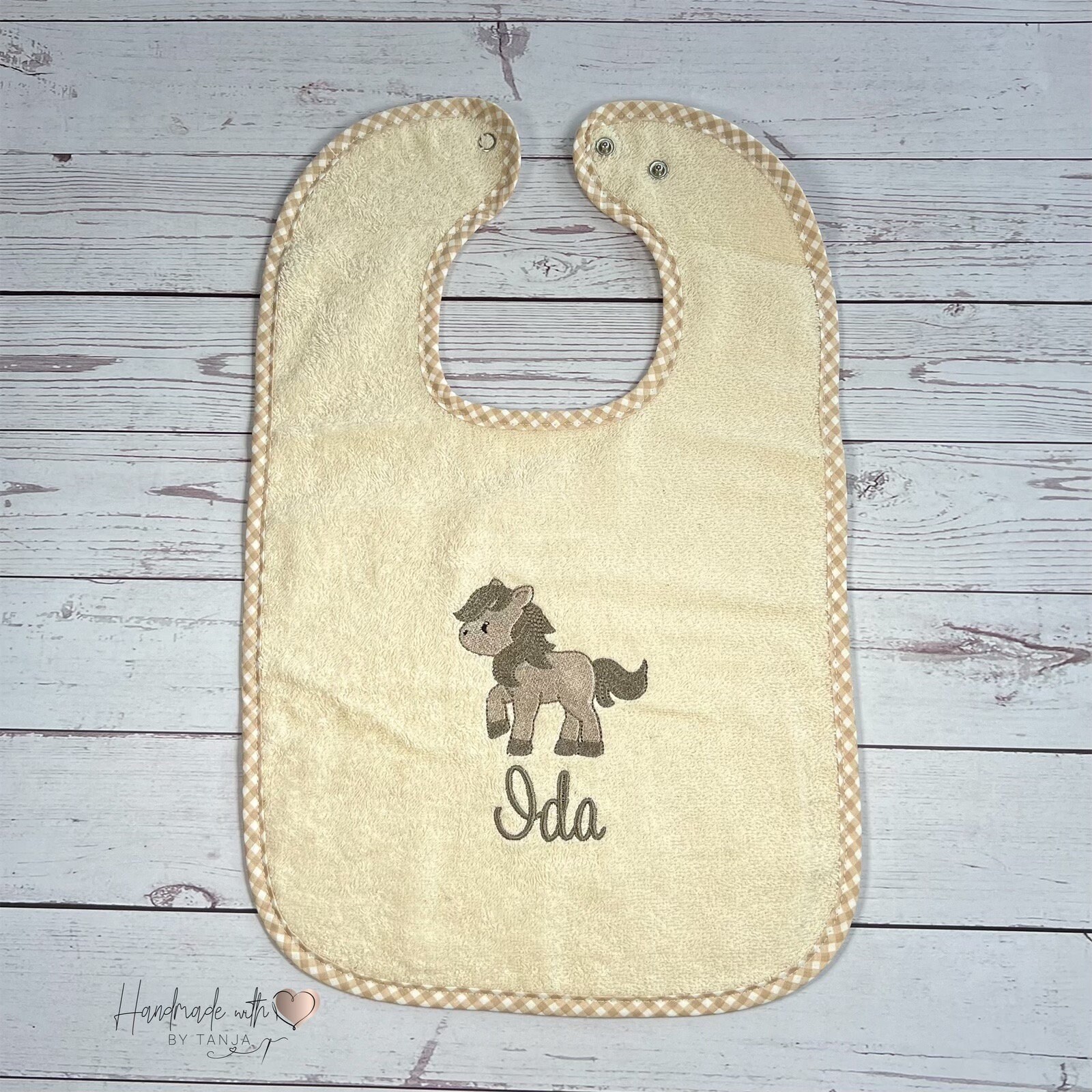 Lätzchen Mit Pferd Und Namen Bestickt | Spucktuch Personalisiert Babylatz Motiv Wunschnamen Baby Geschenk von Etsy - HandmadelovebyTanja