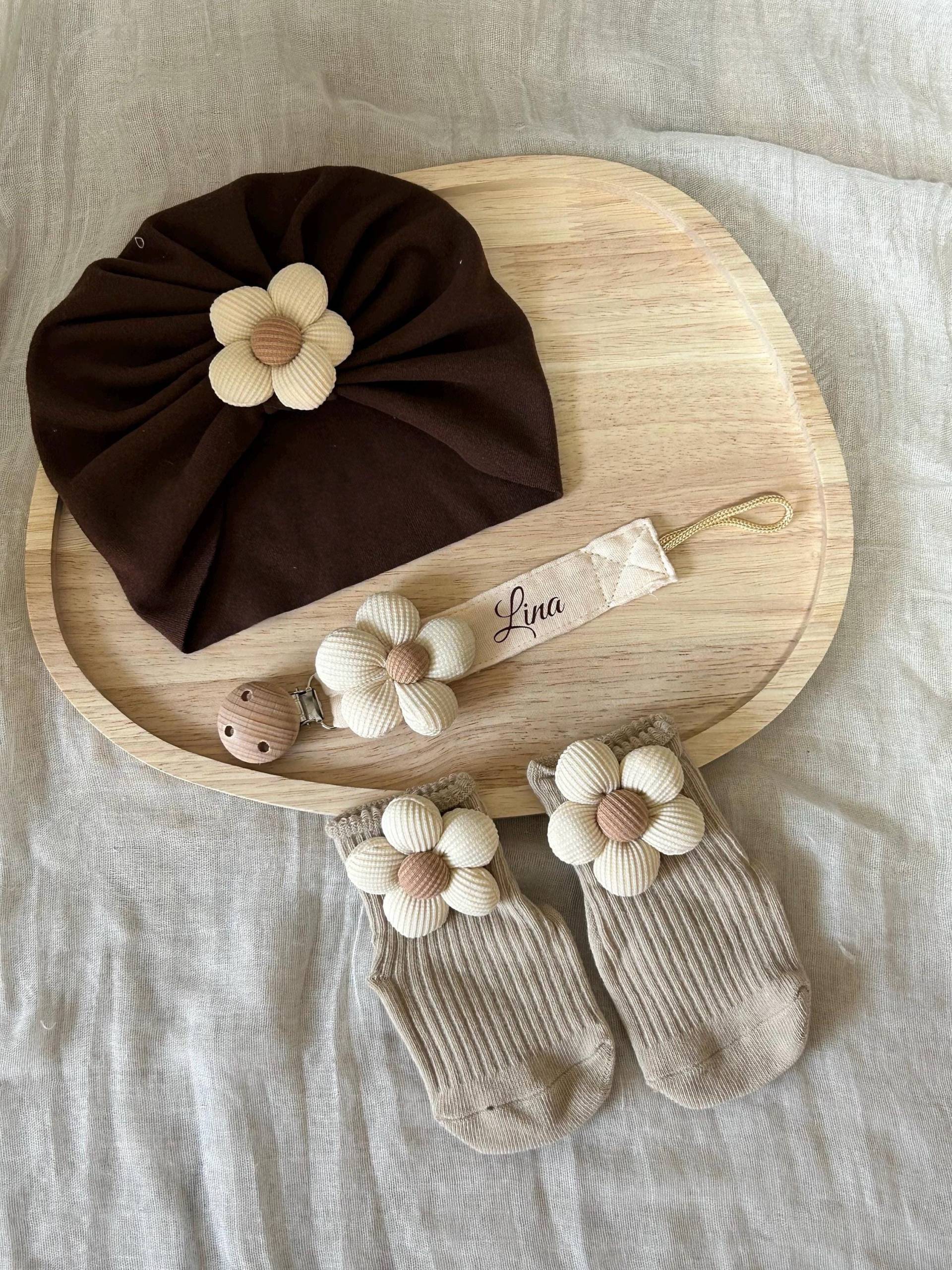 Turban Mütze, Socken, Schnullerkett, Schnullerklip, Mädchen, Blumen Personalisier, Schnullerband, Baby Geschenk Set, New Born, Socks Turban Mütze, Socken, Schnullerkett, Schnullerklip, Mädchen, Blumen Personalisier, Schnullerband, Baby Geschenk Set, New Born, Socks von Etsy - HappymomentsDE