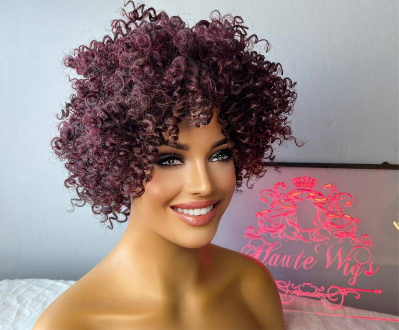 Fun Dark Cherry Red Sehr Lockige Perücke | Wasserwellen Jerry Locken Vegan Synthetik Keine Spitzenfront Kostüm Berühmtheit Spoof von Etsy - HauteWigs