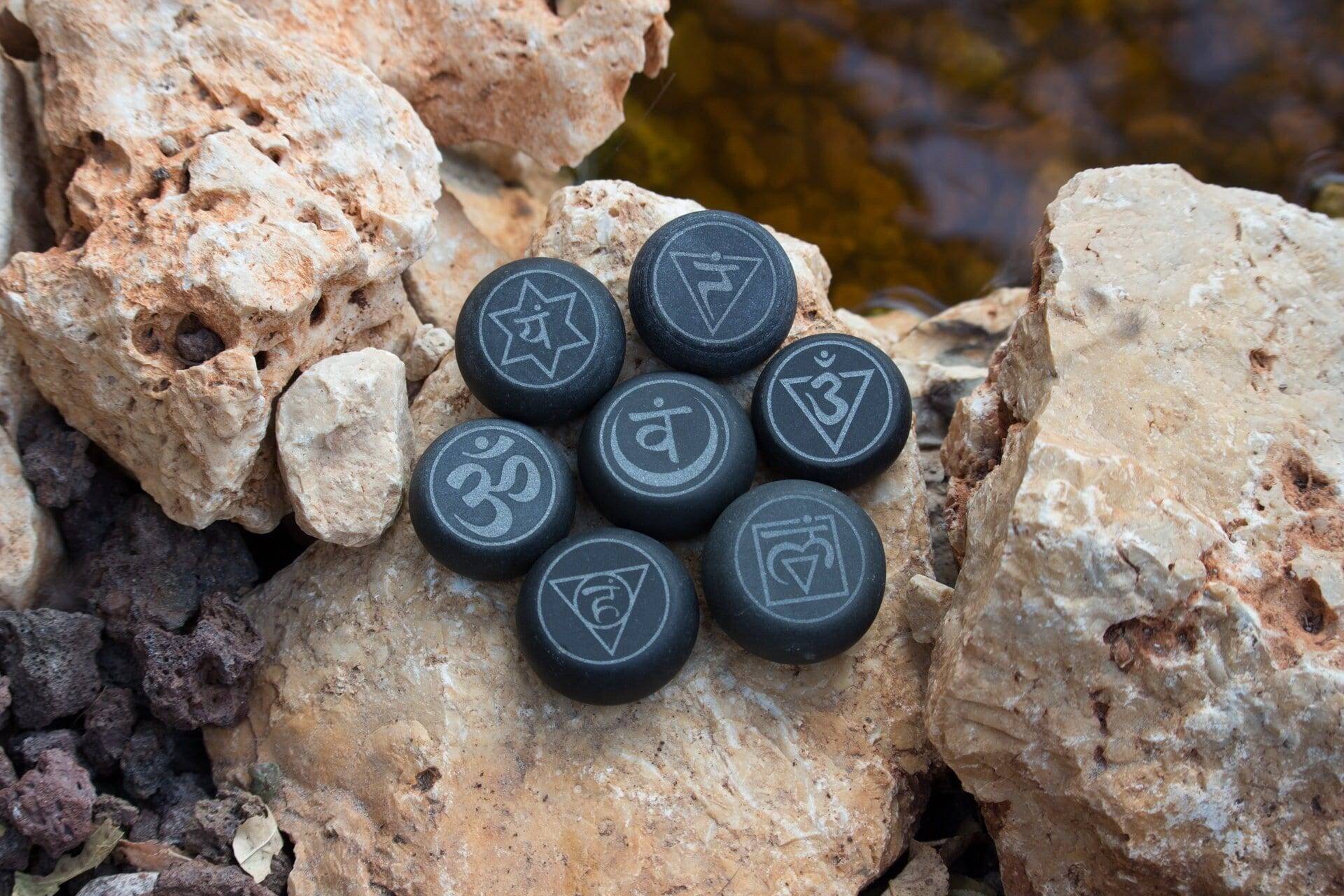 7 Chakra Gravierte Kleine Basaltsteine, Spa-Geschenk Heiße Steine Massagewerkzeuge Basaltstein-Set, Natürliche Lava Basalt Warme Erhitzte Felsen von Etsy - HeatAndSmoke