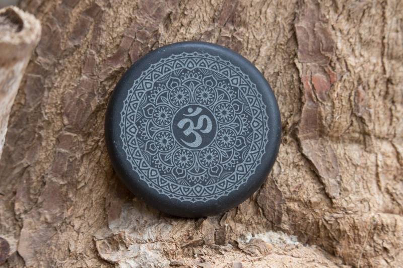 Om-Symbol Gravierter Großer Basaltstein Für Hot-stone-Massage, Werkzeug-Spa-Geschenk | 8 cm, Natürlicher Lava-Basalt-Gestein, Warmer, Erhitzter von Etsy - HeatAndSmoke