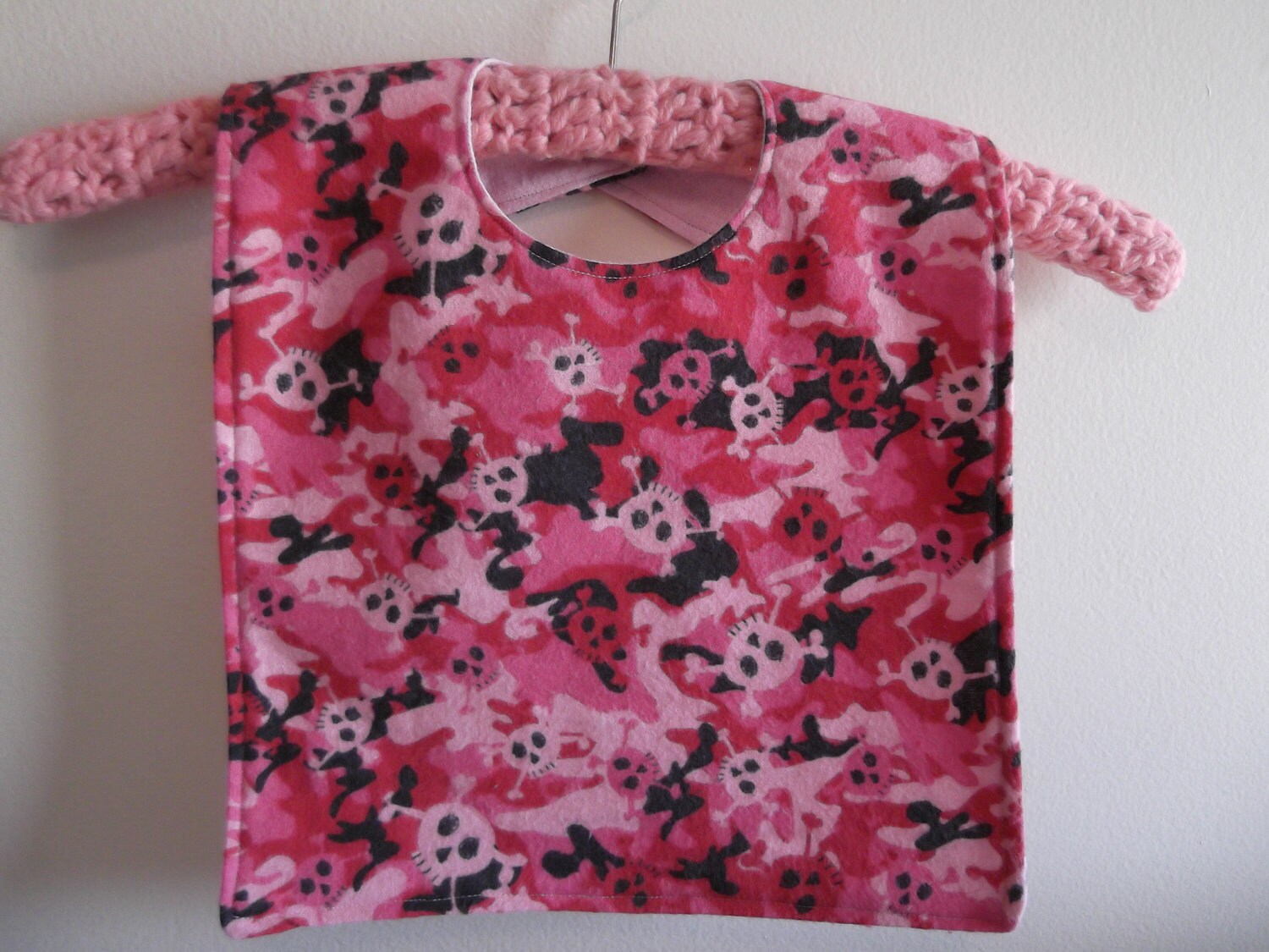 Baby Oder Kleinkind Lätzchen - Pink Camo Mit Totenköpfen Baby Oder Kleinkind Lätzchen - Pink Camo Mit Totenköpfen von Etsy - Heatherhelen75