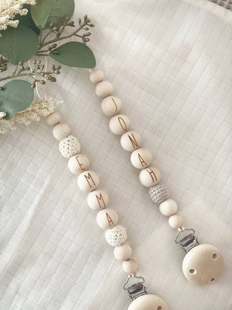 Schnullerkette Holz Personalisiert | Mit Namen Gravierte Perlen Mädchen Junge Schlicht Natur Beige Grau Häkelperle von Etsy - HerZauber