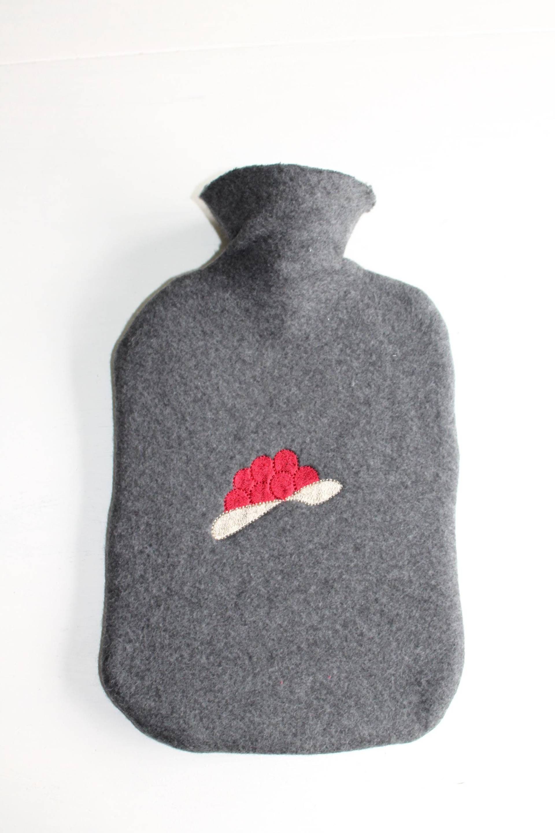 Wärmflasche 100% Bio-Baumwollfleece Grau Mit Stickerei Bollenhut | Schwarzwald Wärmflasche 100% Bio-Baumwollfleece Grau Mit Stickerei Bollenhut | Schwarzwald von Etsy - HerzensKleiderStoffe