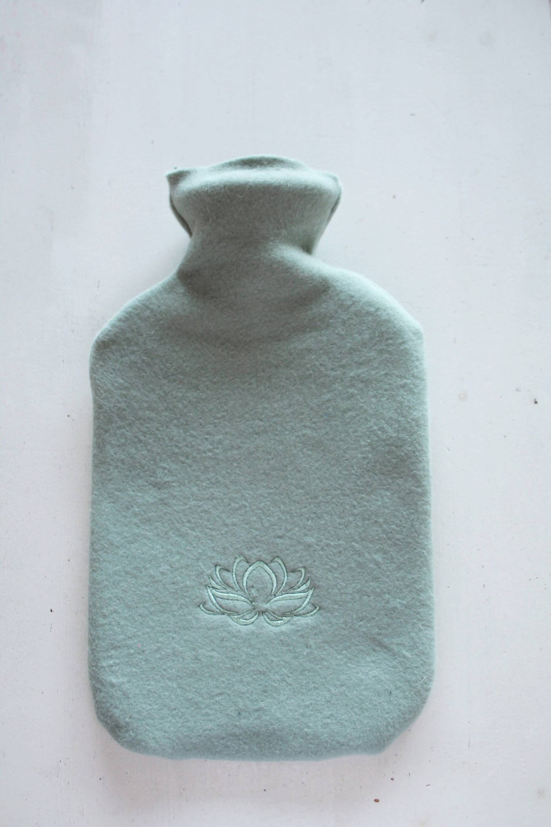 Wärmflasche 100% Bio-Baumwollfleece Mint Mit Stickerei Lotusblume von Etsy - HerzensKleiderStoffe