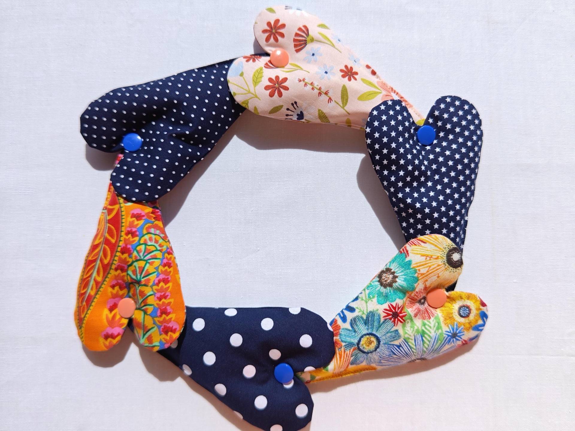 Herzensband Mit 6 Fühl-Herzen Zum Nesteln Für Menschen Demenz Herzensband Mit 6 Fühl-Herzen Zum Nesteln Für Menschen Demenz von Etsy - HerzenssacheDemenz